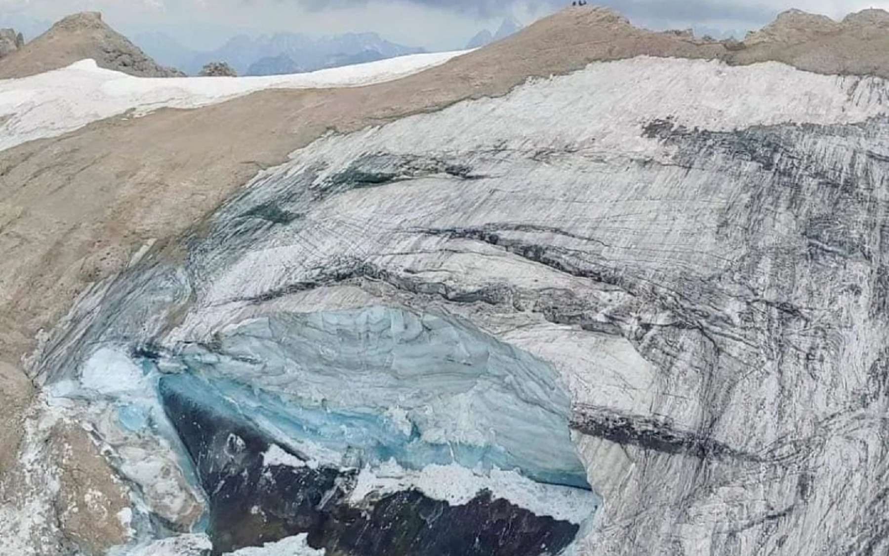 Le trou béant après l'effondrement du glacier de la Marmolada. © Alpine-Adriatic Meteorological Society