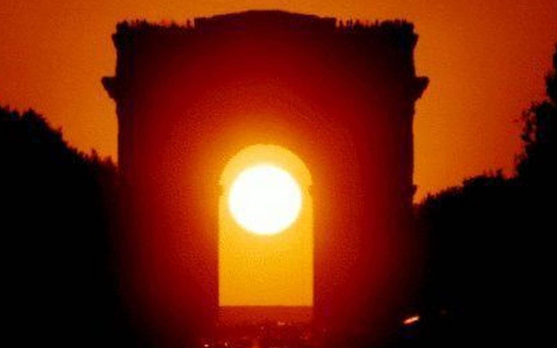 Le premier août 2016, le Soleil se couche dans l'axe de l'Arc de Triomphe. © Gilles Dawidowicz, association pour la création et la diffusion scientifique