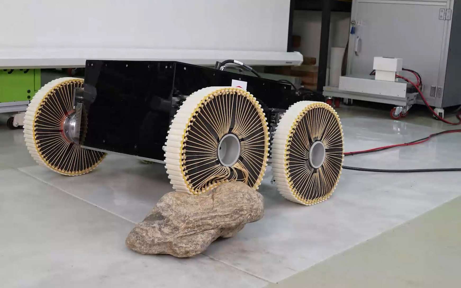 Cette roue molle est géniale : elle se déforme pour affronter les obstacles !