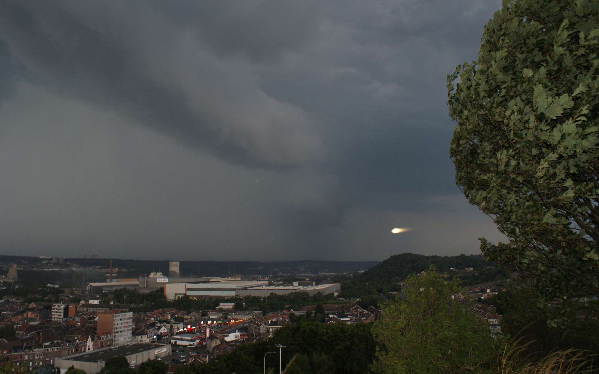 Phénomène météo extraordinaire : la foudre en boule