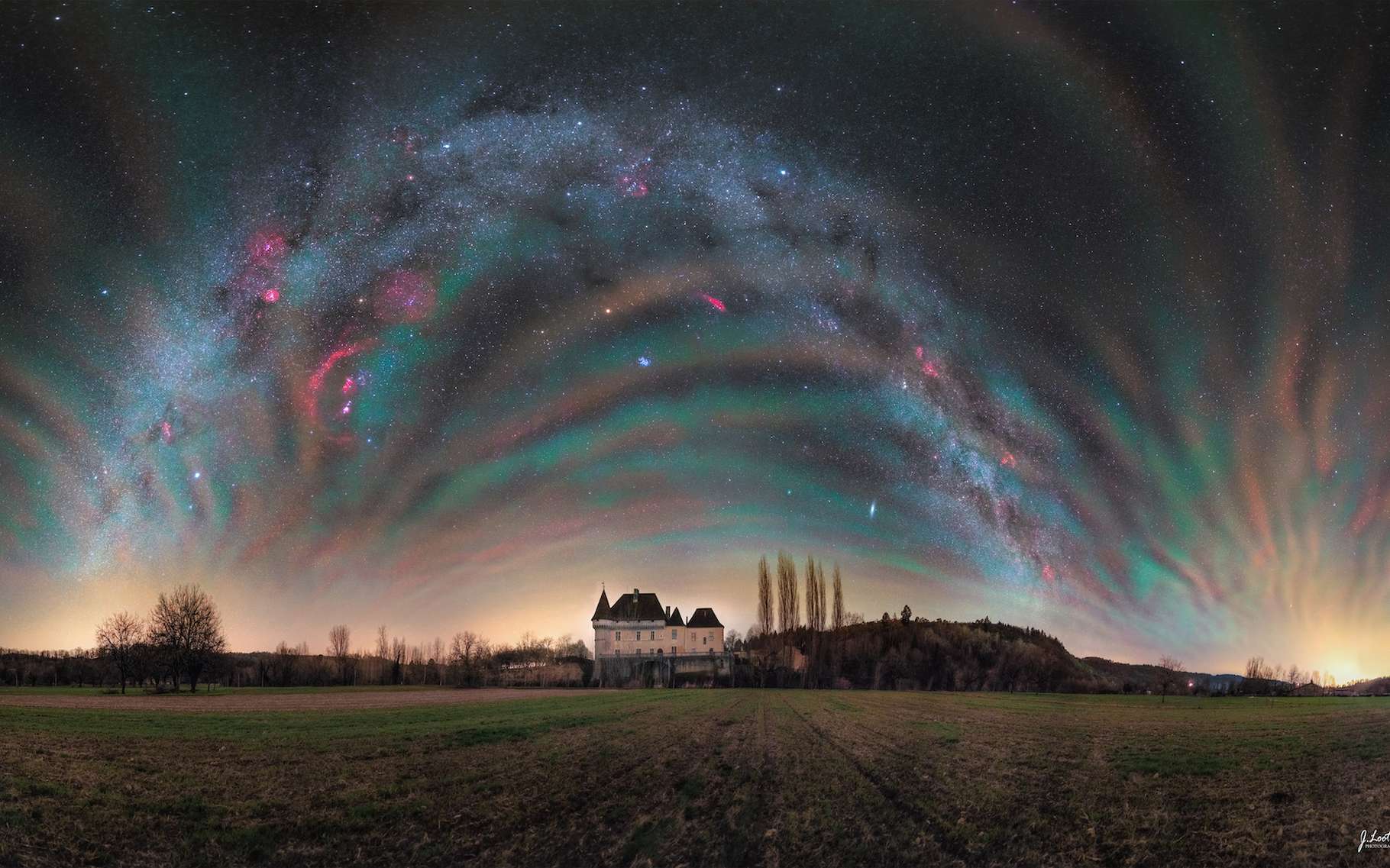 Cette photo d'un « airglow » intense prise la nuit en Dordogne fait le tour du monde !