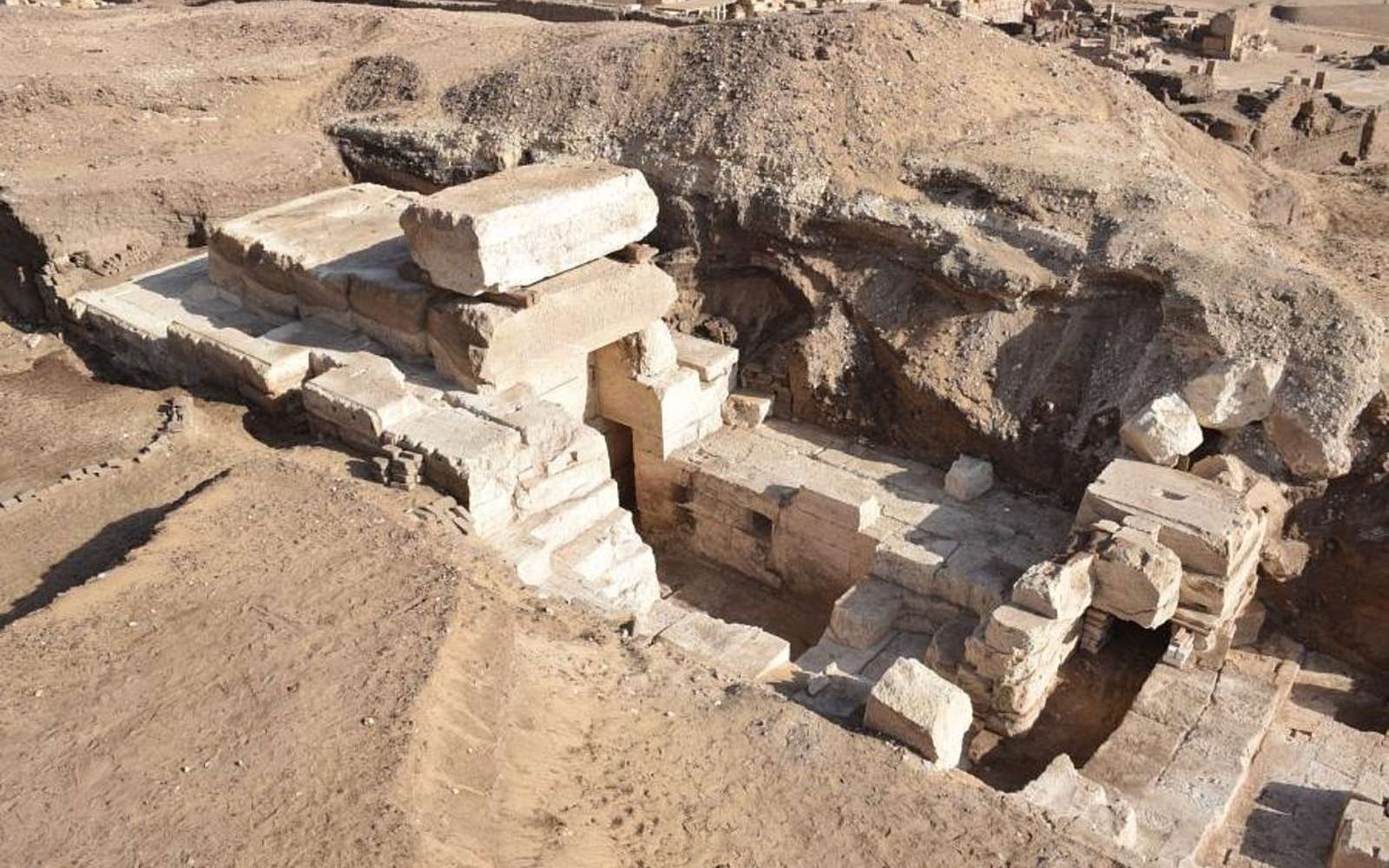 Pourquoi a-t-il été creusé là ? Un mystérieux temple caché dans une falaise en Égypte intrigue les archéologues