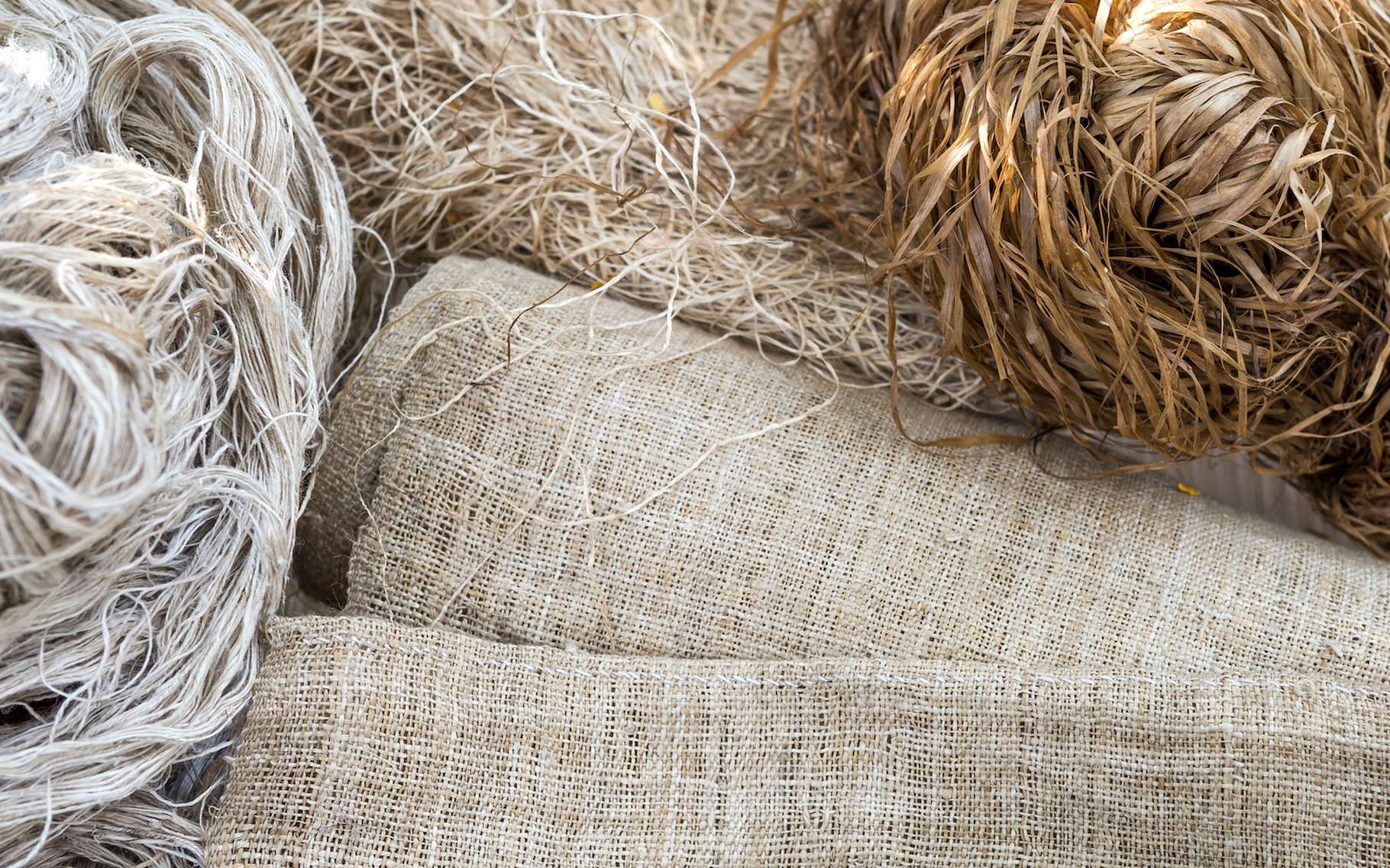 Les fibres végétales, comme le chanvre, peuvent constituer des alternatives intéressantes pour la fabrication de sacs. © sirirak, Adobe Stock