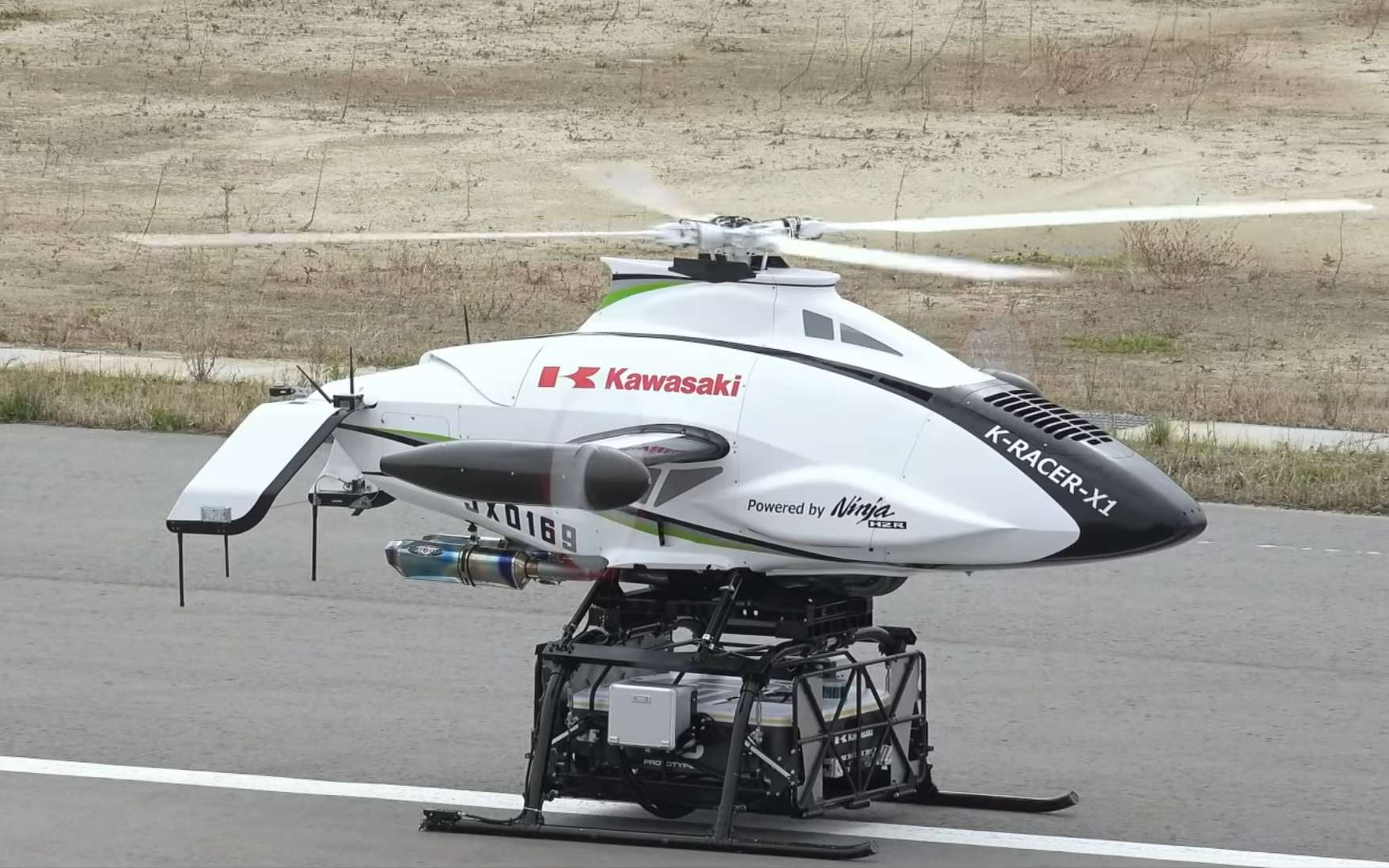 Le drone de livraison K-Racer X1 est un petit hélicoptère hybride qui transporte un second drone. © Kawasaki