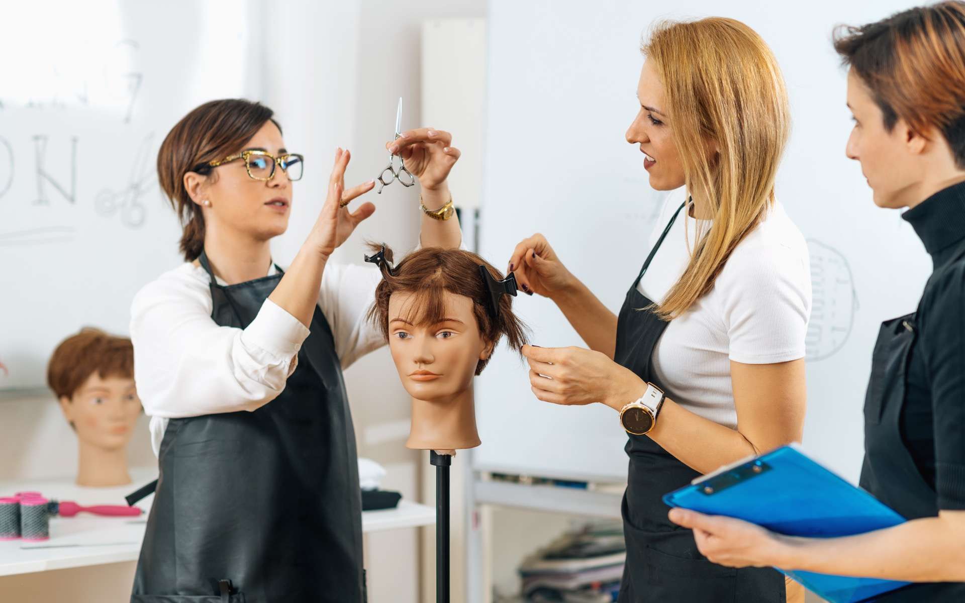 Deuxième secteur de l’artisanat français, l’univers de la coiffure continue d’attirer des apprentis, y compris dans le cadre d’une reconversion professionnelle ! © Microgen, Adobe Stock