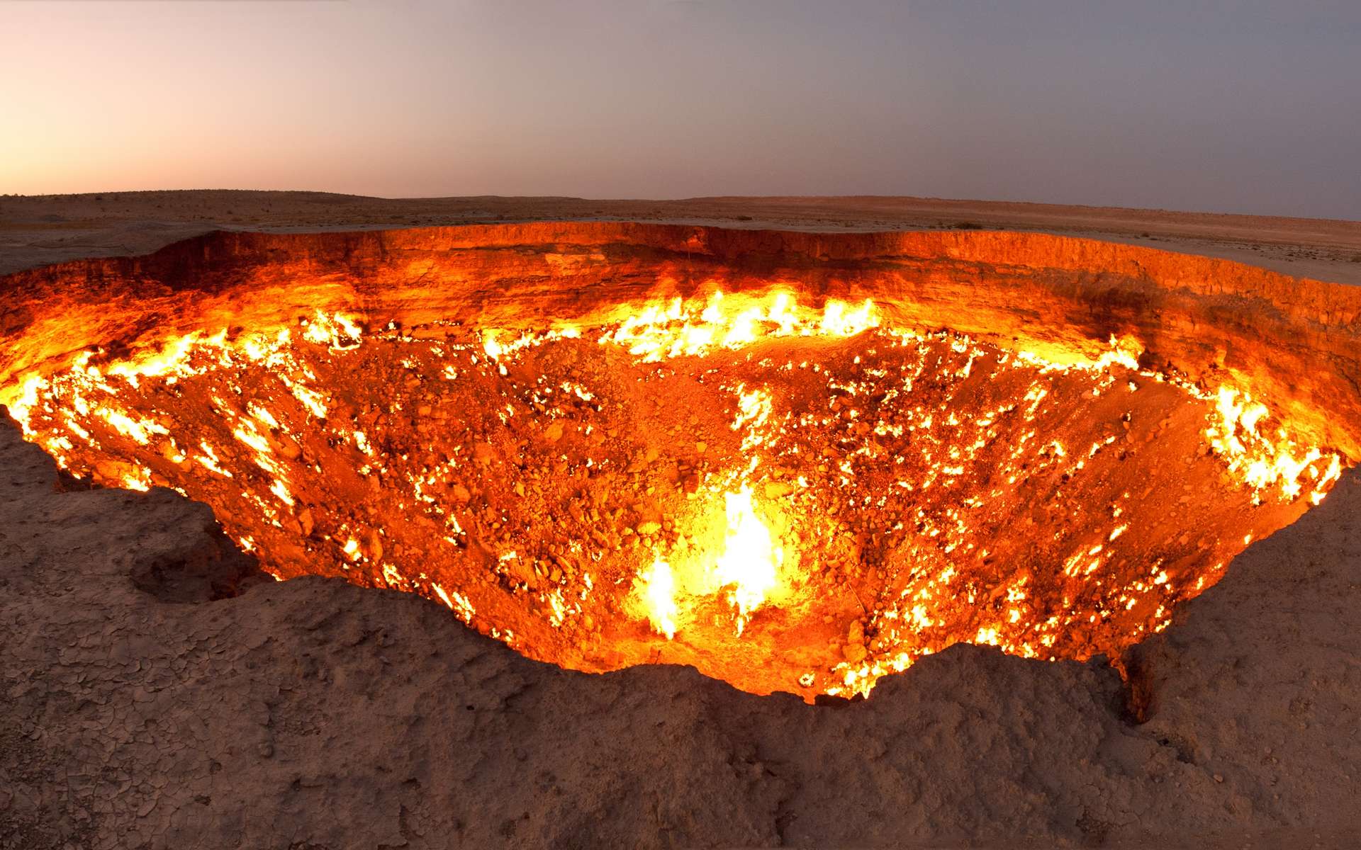 Le cratère enflammé de la Porte de l’Enfer au Turkménistan. © Tormod Sandtorv, Wikimedia Commons, CC by-sa 2.0