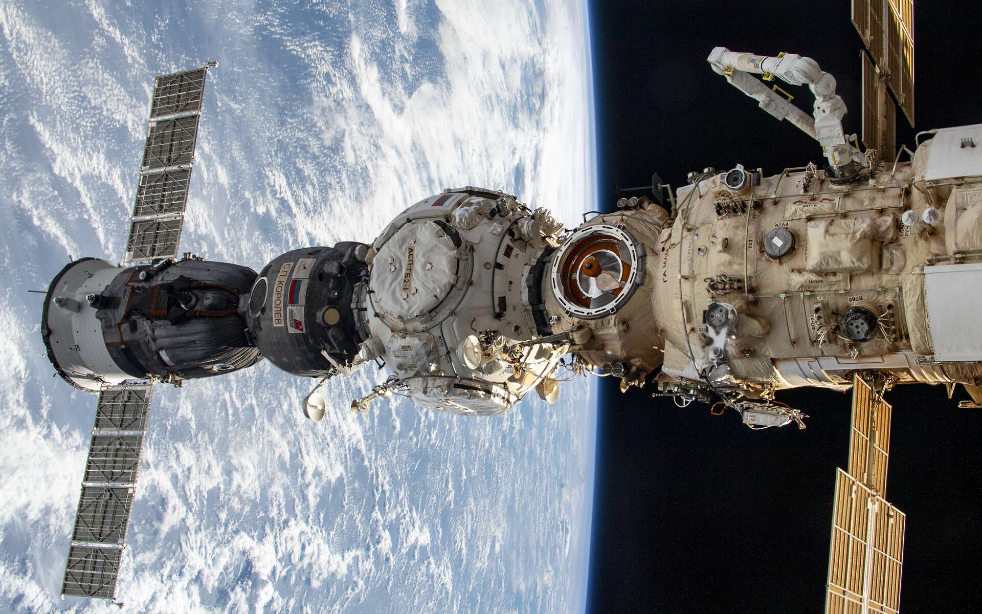 Mise en service en cours du bras robotique de l'Agence spatiale européenne (ERA). Ce bras, clairement visible à droite de l'image est installé sur le segment russe de la Station spatiale. © Nasa