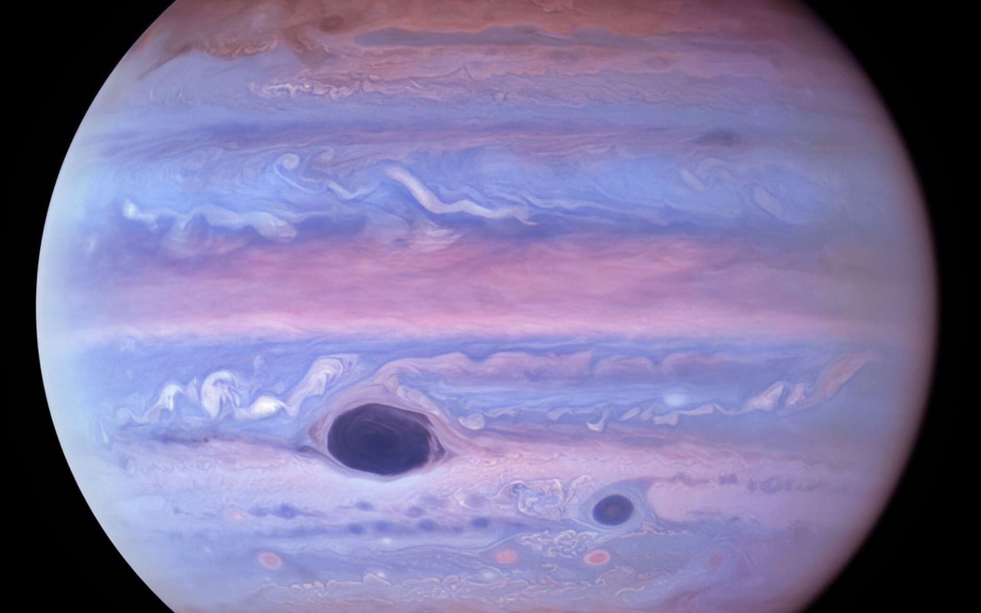 Cette image ultraviolette de Jupiter a été créée à partir de données prises le 11 janvier 2017 à l'aide de la caméra grand champ 3 du télescope spatial Hubble. La grande tache rouge et la tache rouge Jr. (également connue sous le nom d'Oval BA) absorbent le rayonnement ultraviolet du Soleil et apparaissent donc sombres dans cette vue. © Nasa / ESA / NOIRLab / NSF / Aura / M.H. Wong et I. de Pater (UC Berkeley) et al. M. Zamani