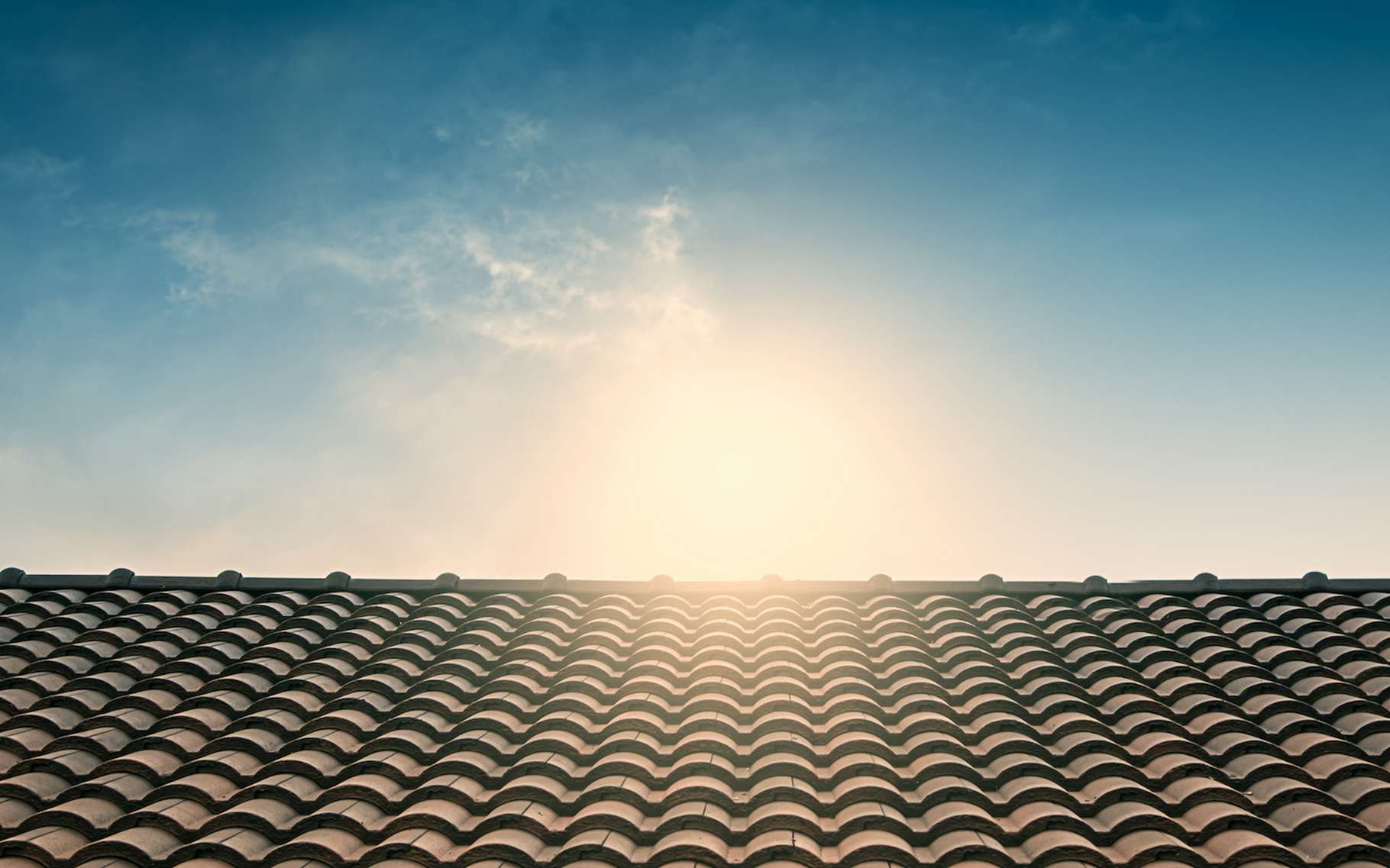 Certains dispositifs permettent aujourd’hui de refroidir votre toit en été. Mais ils restent peu efficaces à le maintenir au chaud en hiver. Des chercheurs du Berkeley Lab (États-Unis) proposent une solution intelligente à ce problème. © pingpao, Adobe Stock