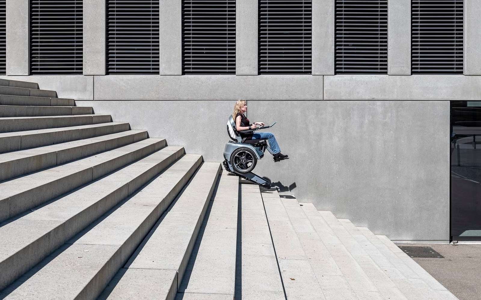 Ce fauteuil à deux roues est doté de chenilles pour grimper les escaliers. © Scewo