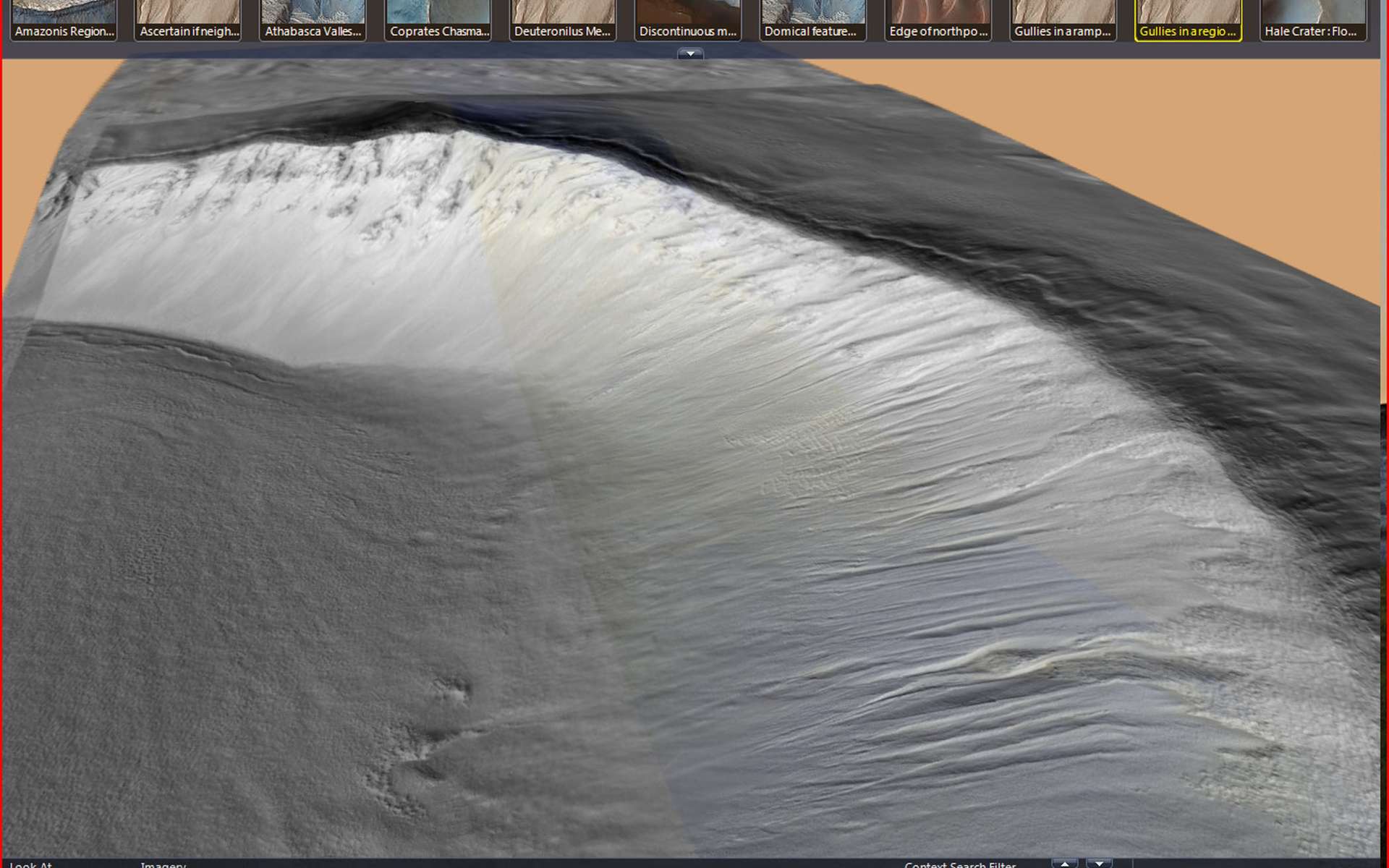 Une série d'images de Mars, en haute résolution, sont accessibles directement via WorldWide Telescope. Ici des ravines sur la plaine Lutetia saisies par l'instrument HiRise installé à bord de la sonde Mars Reconnaissance Orbiter en orbite autour de la planète. © Nasa