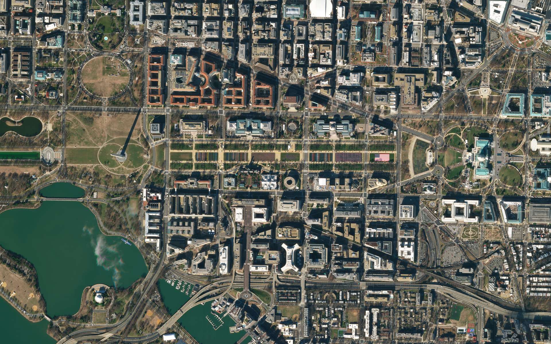 Le National Mall, à Washington, orné d'un « champ de drapeaux » vu depuis l'espace !
