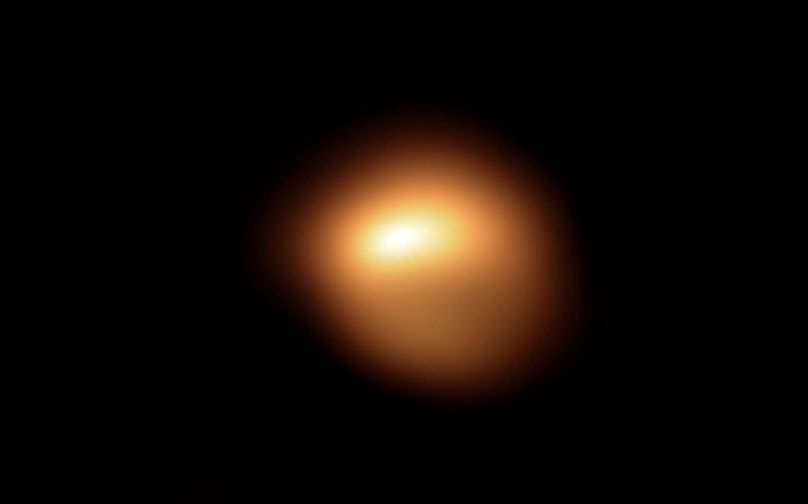 Bételgeuse : sa spectaculaire baisse de luminosité en images