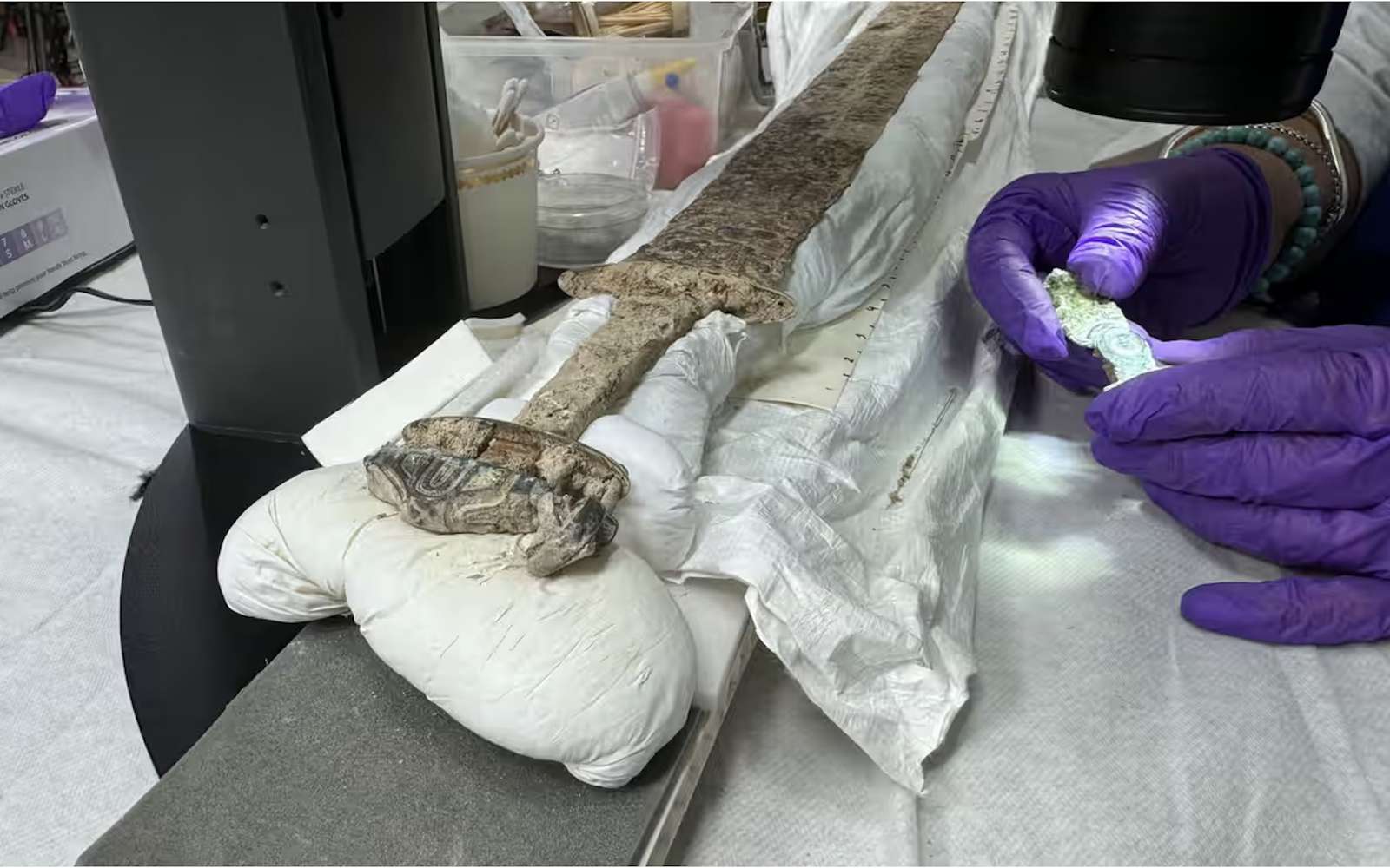 Exceptionnelle découverte : une épée vieille de 1 500 ans retrouvée dans un cimetière anglais