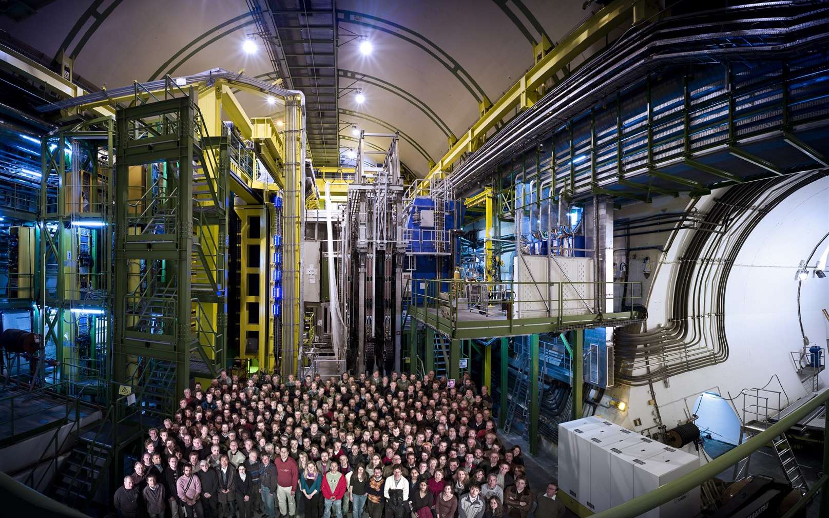 Les membres de la collaboration LHCb devant le détecteur du Cern. © Cern-Maximilien Brice-Rachel Barbier