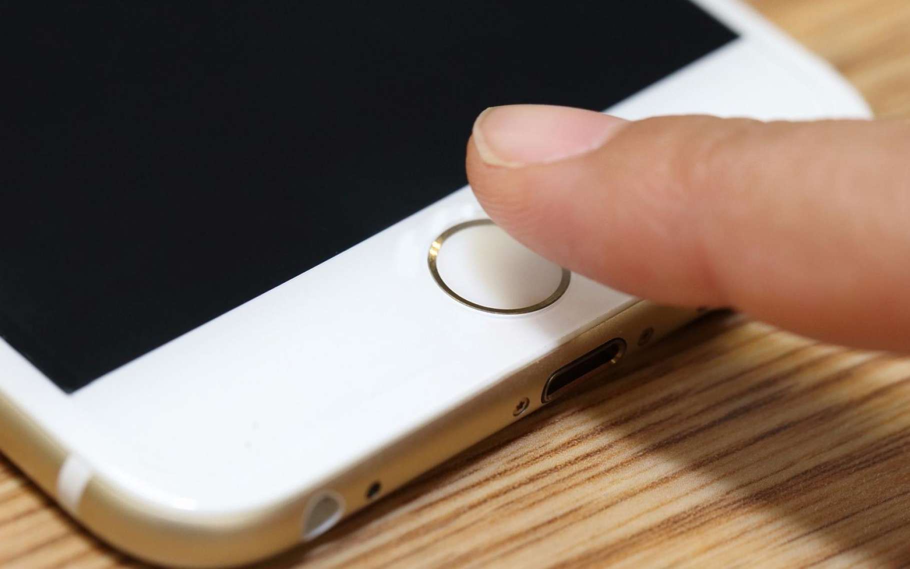 Les modèles récents d'iPhone et l'iPad sont équipés du lecteur d'empreintes digitales Touch ID. Apple aimerait exploiter ce capteur biométrique ainsi que d'autres, pour transformer le terminal en mouchard en cas de vol. © Charnsitr, Shutterstock