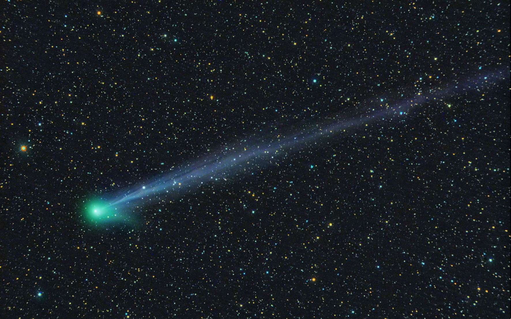 Cette superbe image de la comète C/2009 R1 McNaught a été prise le 10 juin 2010. Dégazages intempestifs du noyau et effets du vent solaire modifient l'aspect de sa longue queue d'heure en heure. Crédit M. Jäger