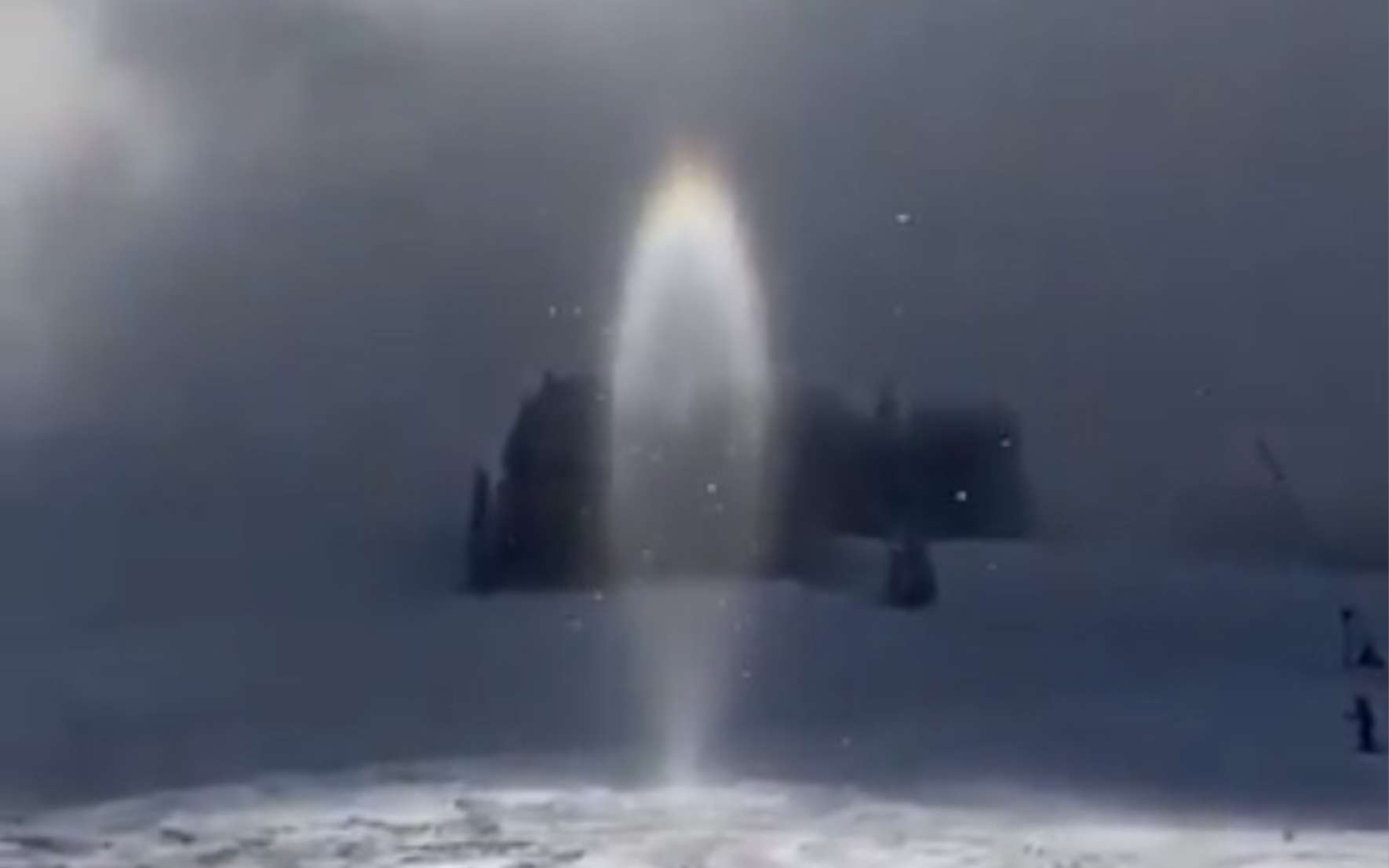 Quel est cet étrange phénomène lumineux avec des « poussières de diamant » filmé dans une station de ski en Autriche ?