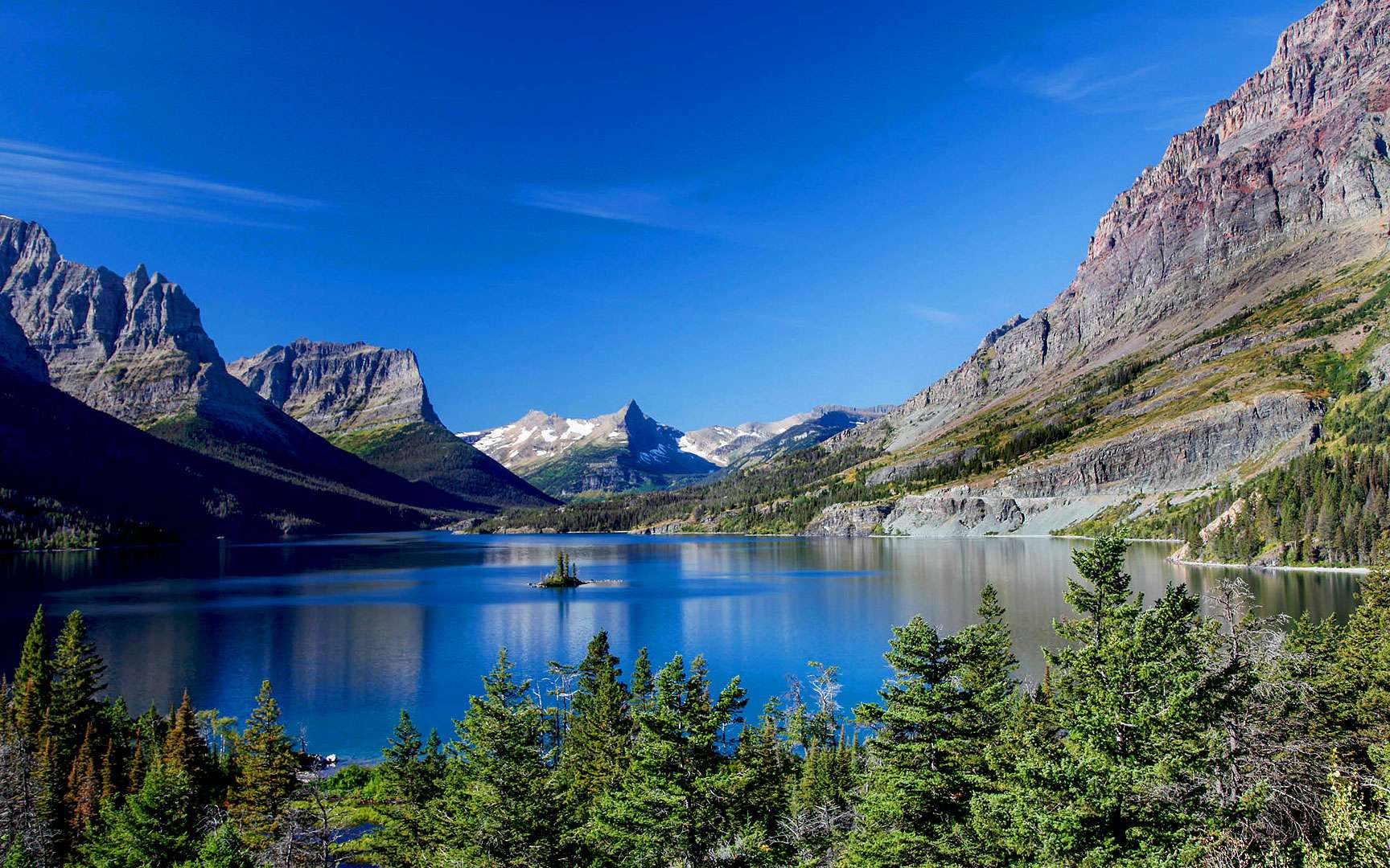 Lac glaciaire dans le parc national de Glacier. Comme son nom l’indique, le parc national de Glacier abrite des dizaines de glaciers mais aussi des centaines de lacs resplendissants où évoluent une flore et une faune très riches. © DR www.antoine.tv