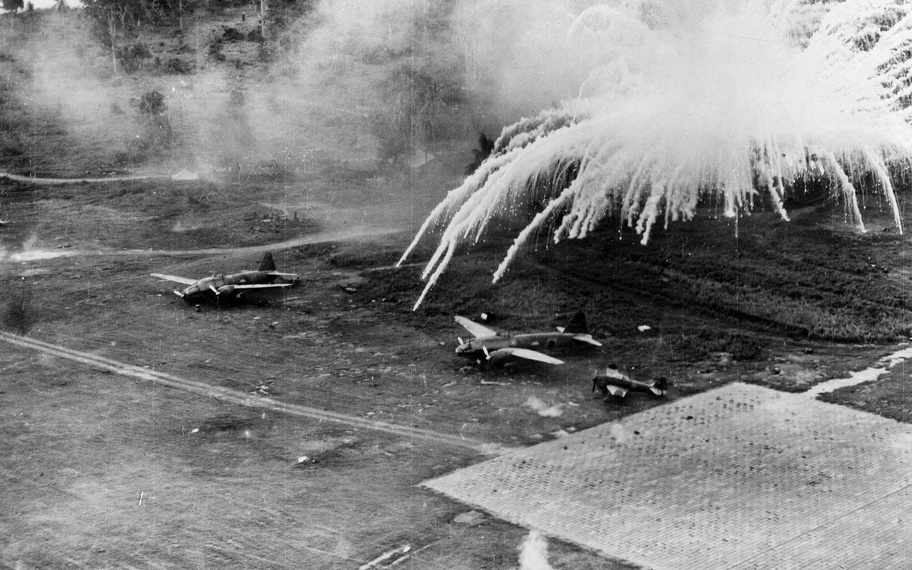 Utilisation de bombes au phosphore blanc lors d'un assaut sur l'aérodrome de Rabaul durant la Seconde Guerre mondiale (1943). © National Museum of the US Air Force