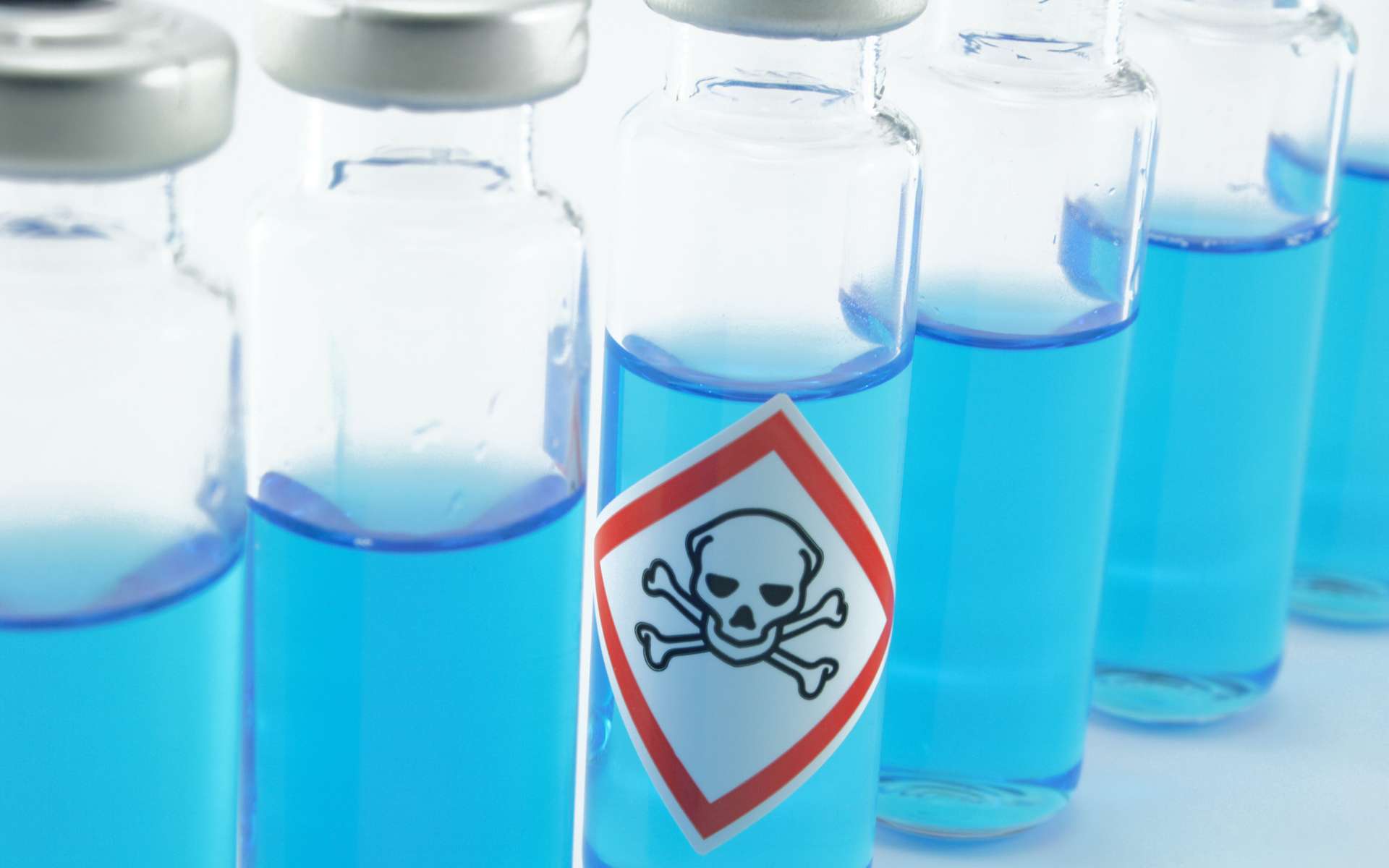 L’acide cyanhydrique est un liquide extrêmement toxique. © Schlierner, Adobe Stock