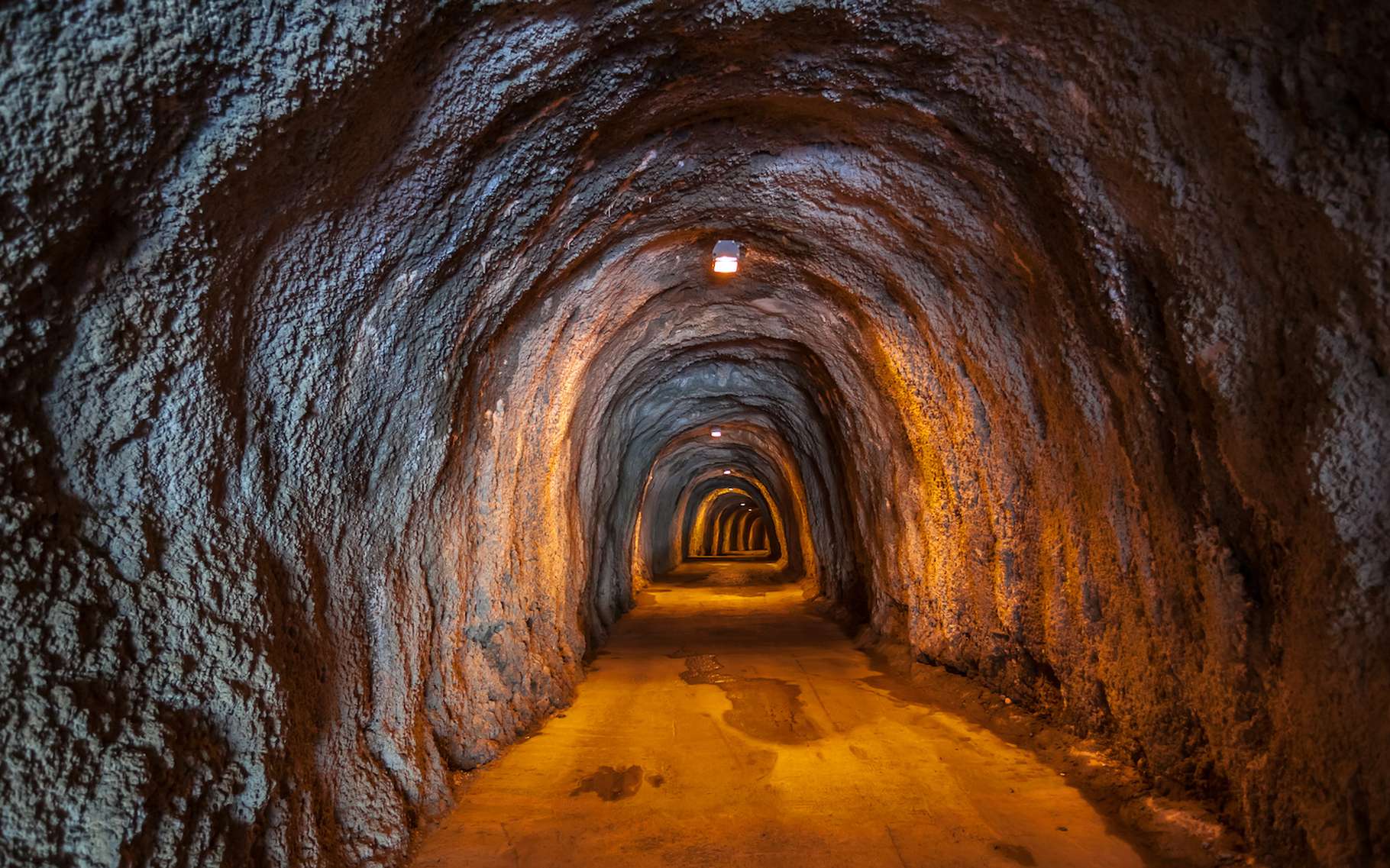 Pour la première fois, un gradiomètre de gravité quantique a permis de localiser un tunnel sous un mètre de terre en conditions réelles. © Maxim Malevich, Adobe Stock