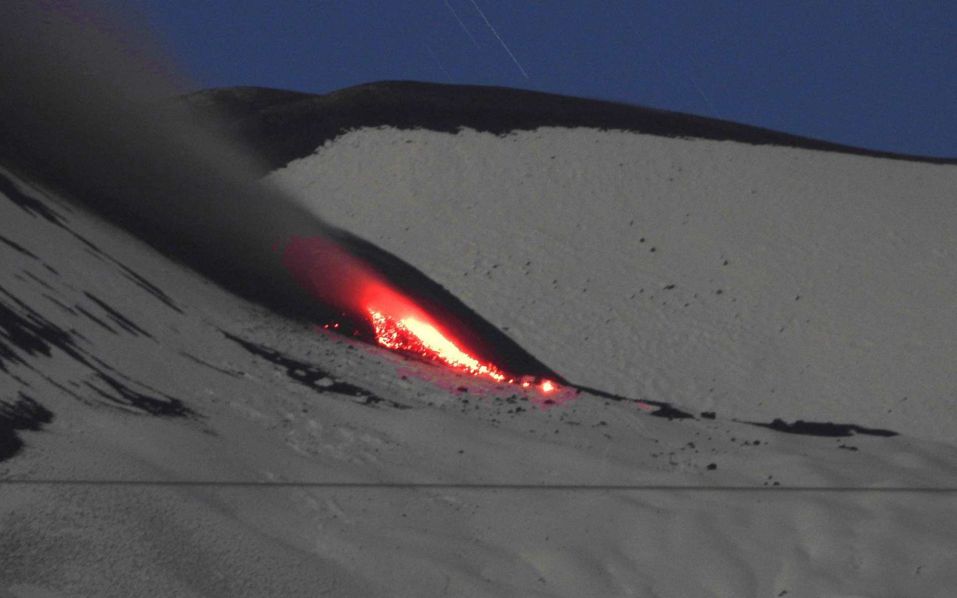 Coulée de lave sur le versant nord du Cratère sud-est de l'Etna, dans la nuit du 12 au 13 mai 2022. © INGV