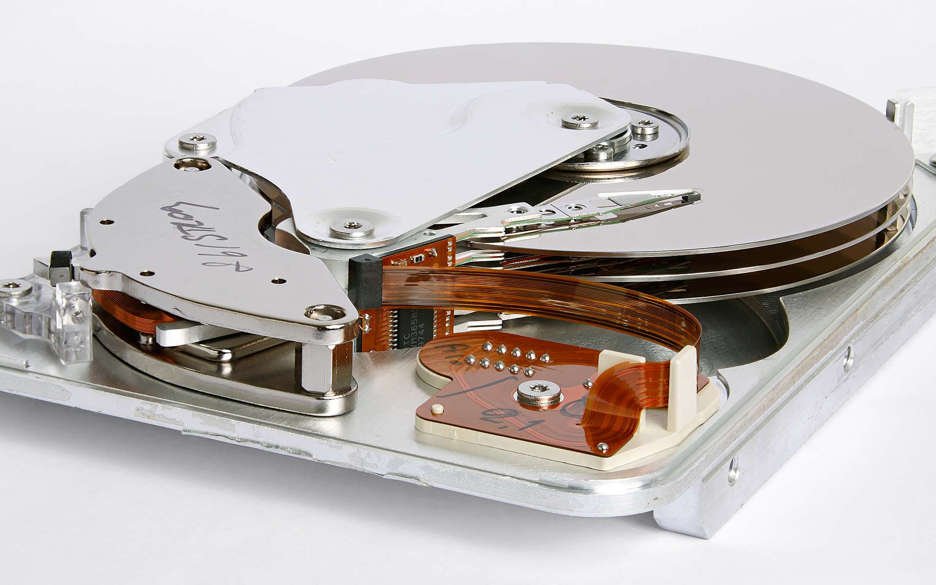 Vue de l’intérieur d’un disque dur. © Eric Gaba, Wikimedia Commons