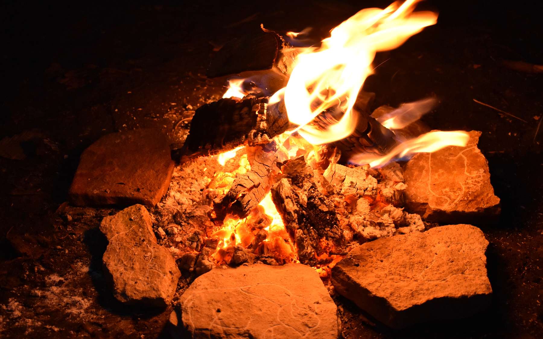 Les flammes autour du foyer auraient permis aux Hommes du Paléolithique de mettre en valeur les gravures et le relief naturel des plaquettes. © Victor, Adobe Stock