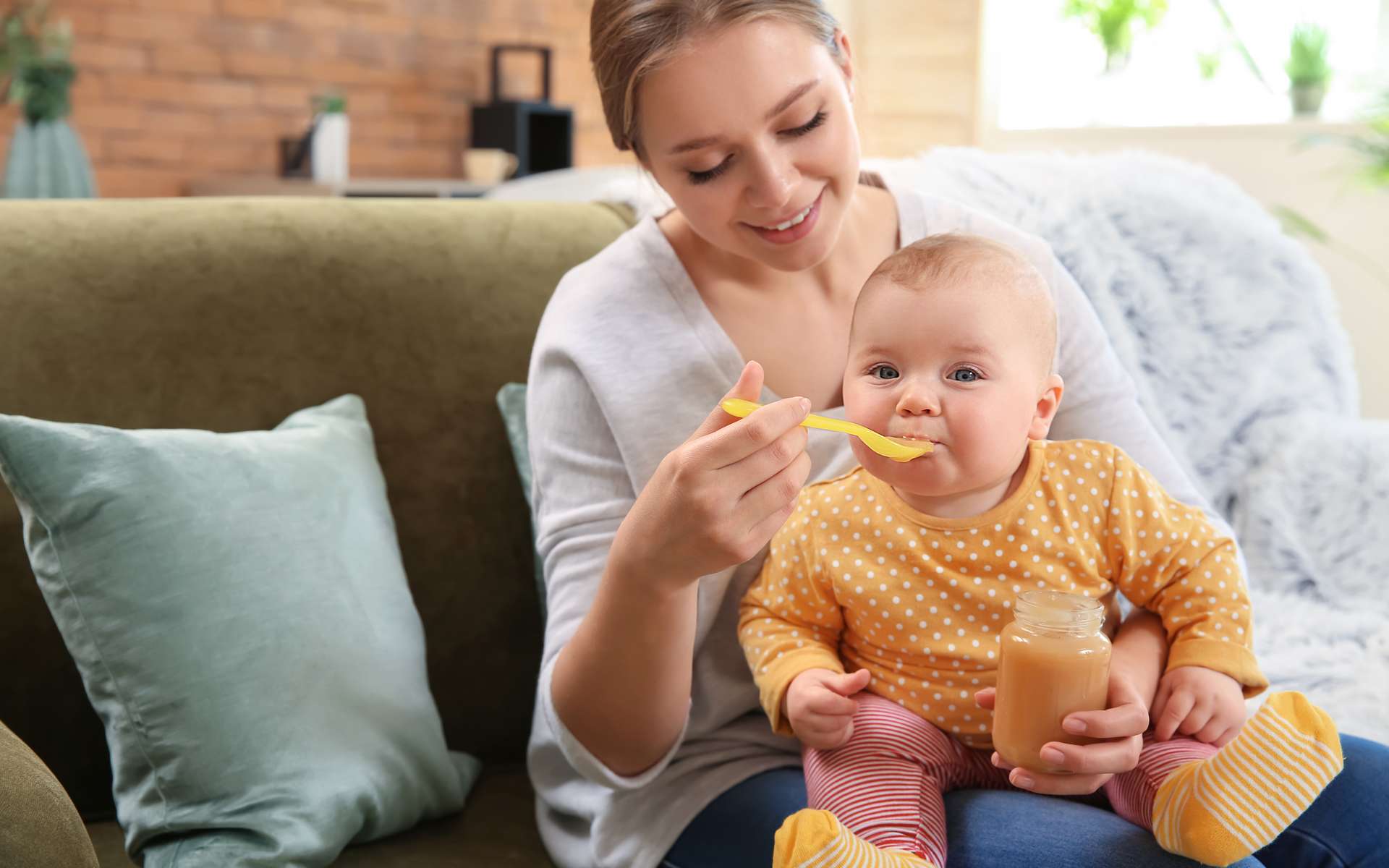 La diversification alimentaire de bébé consiste à introduire des aliments autres que le lait à partir de l'âge de 4 à 6 mois. © Pixel-Shot, Adobe Stock