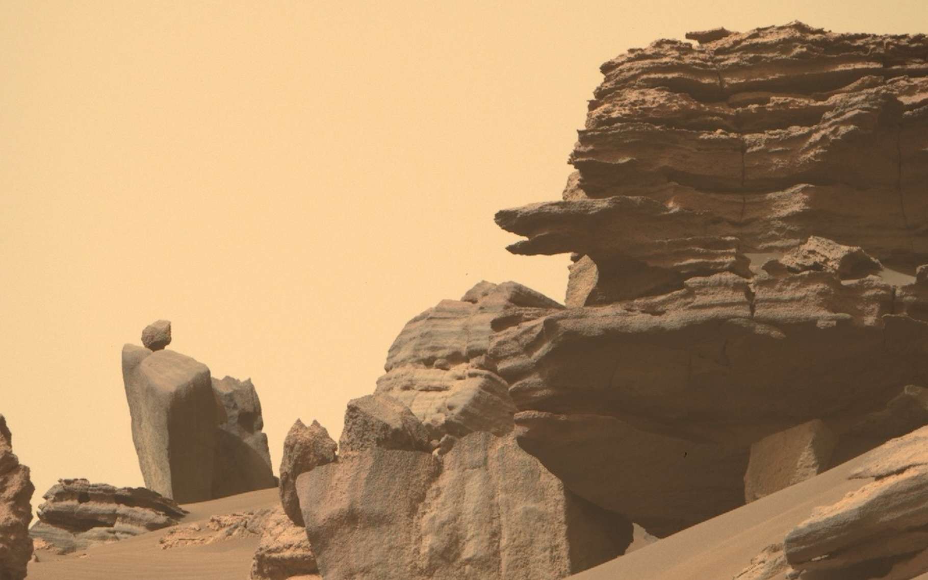Perseverance a repéré une tête de serpent et une pierre en équilibre sur Mars