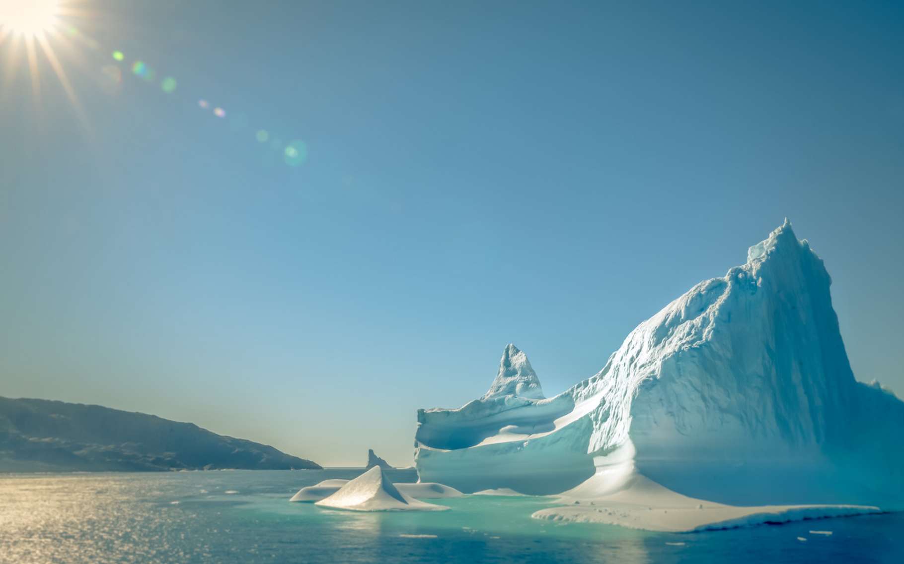Au Groenland, la multiplication des épisodes de fonte massive provoque la formation de plaques de glace imperméable qui empêchent l’infiltration des eaux de fonte. Celles-ci sont précipitées vers l’océan. © Elizabeth, Fotolia