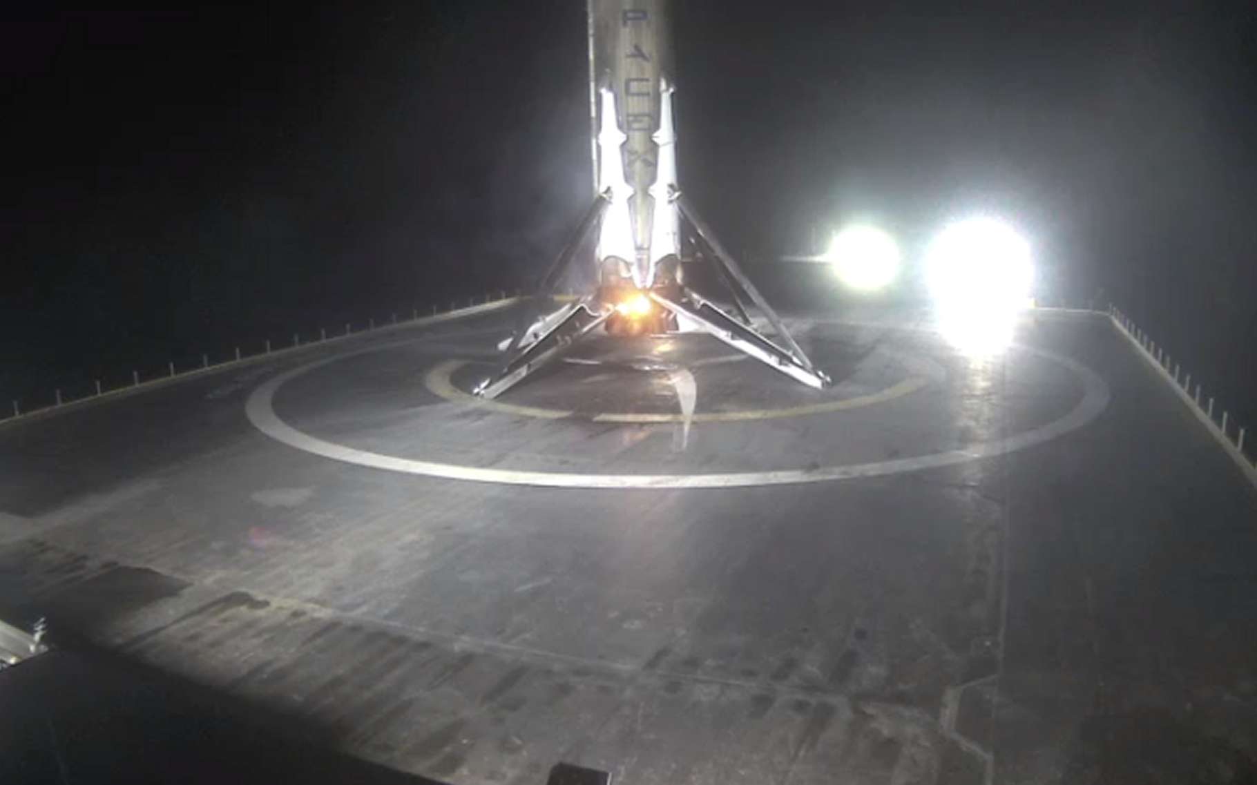 L'atterrissage de l'étage principal du lanceur Falcon 9, de SpaceX, le 14 août, sur une barge en mer. Il était sur une trajectoire suborbitale au moment où il s'est séparé du reste du lanceur, bien trop loin de Cap Canaveral pour y retourner. © SpaceX