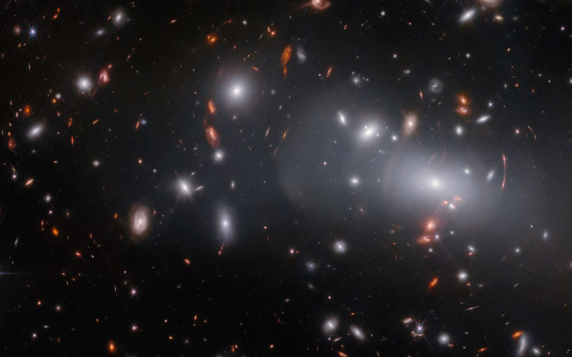 Le télescope James-Webb a photographié une galaxie qui apparait trois fois au bord d'un énorme amas !