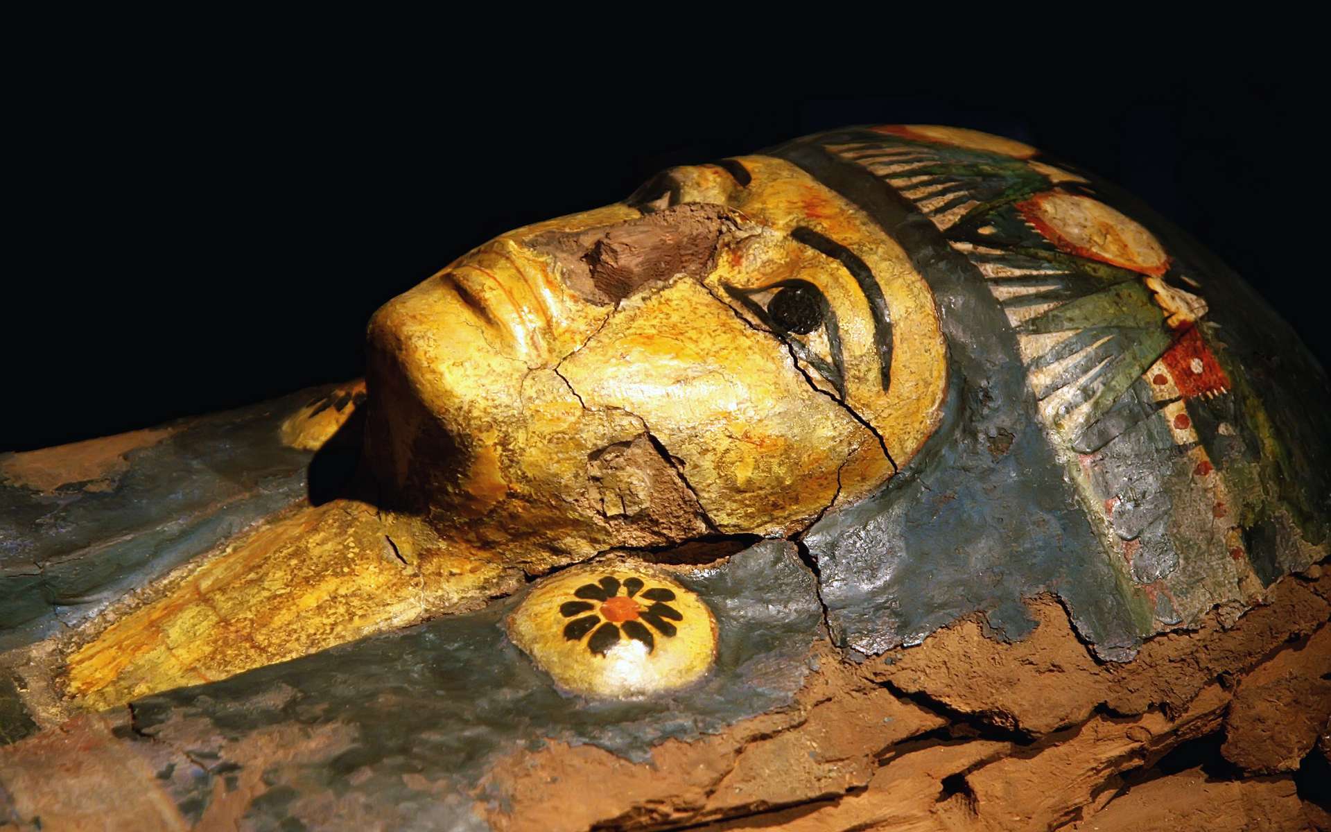 De nombreuses amulettes en or découvertes dans le sarcophage de « Golden Boy »