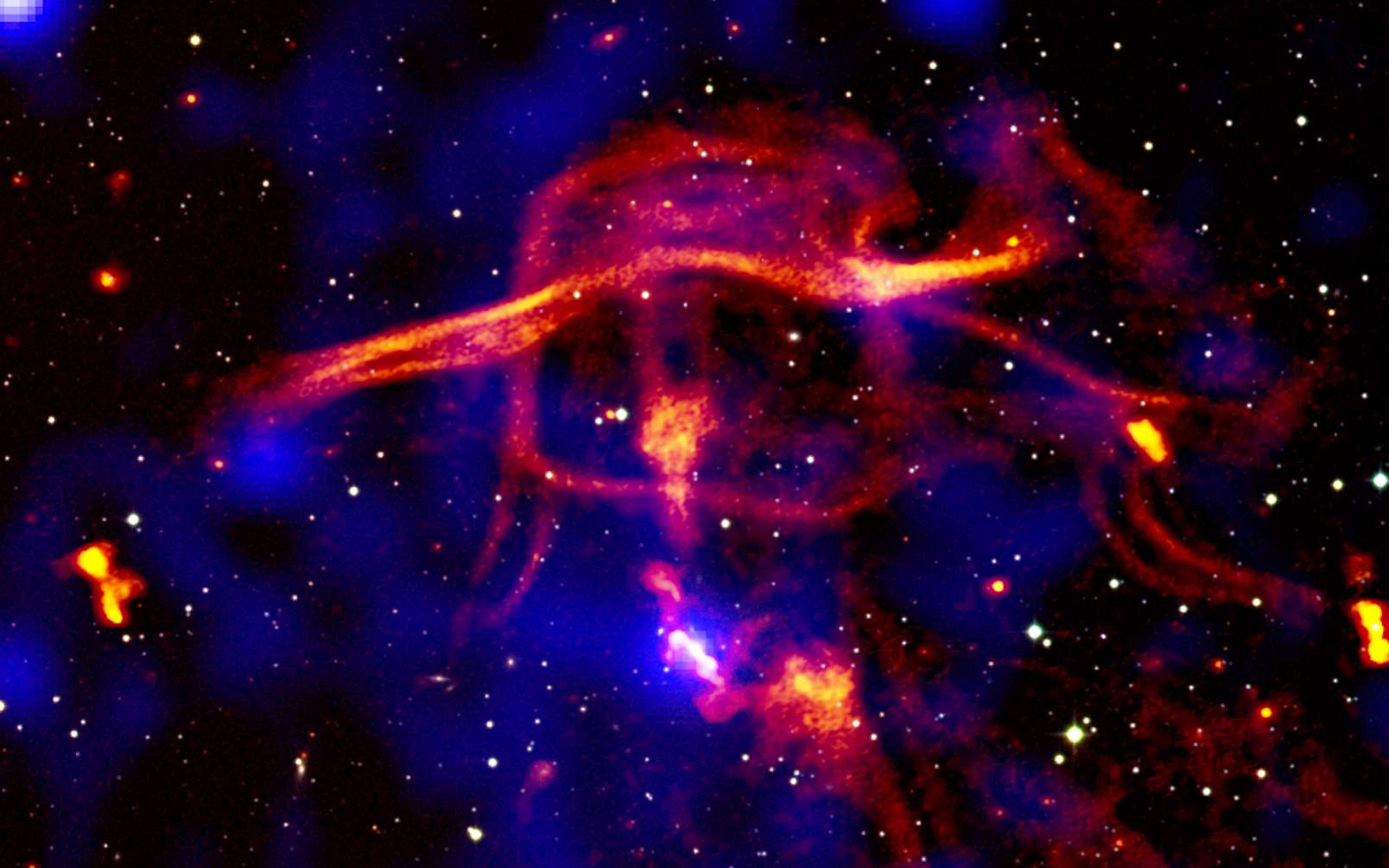 Des images en fausses couleurs montrant les structures produites par un trou noir supermassif actif au centre du système Nest200047 vu dans le visible. L'activité d'un tel trou noir impacte de manière cruciale l'évolution de la galaxie et de l'environnement intergalactique qui l'héberge. © Université de Bologne