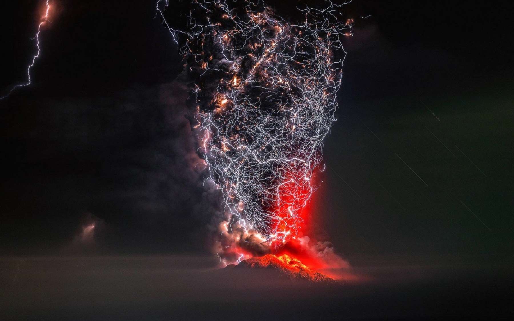 La foudre du volcan Calbuco au Chili. © Francisco Negroni
