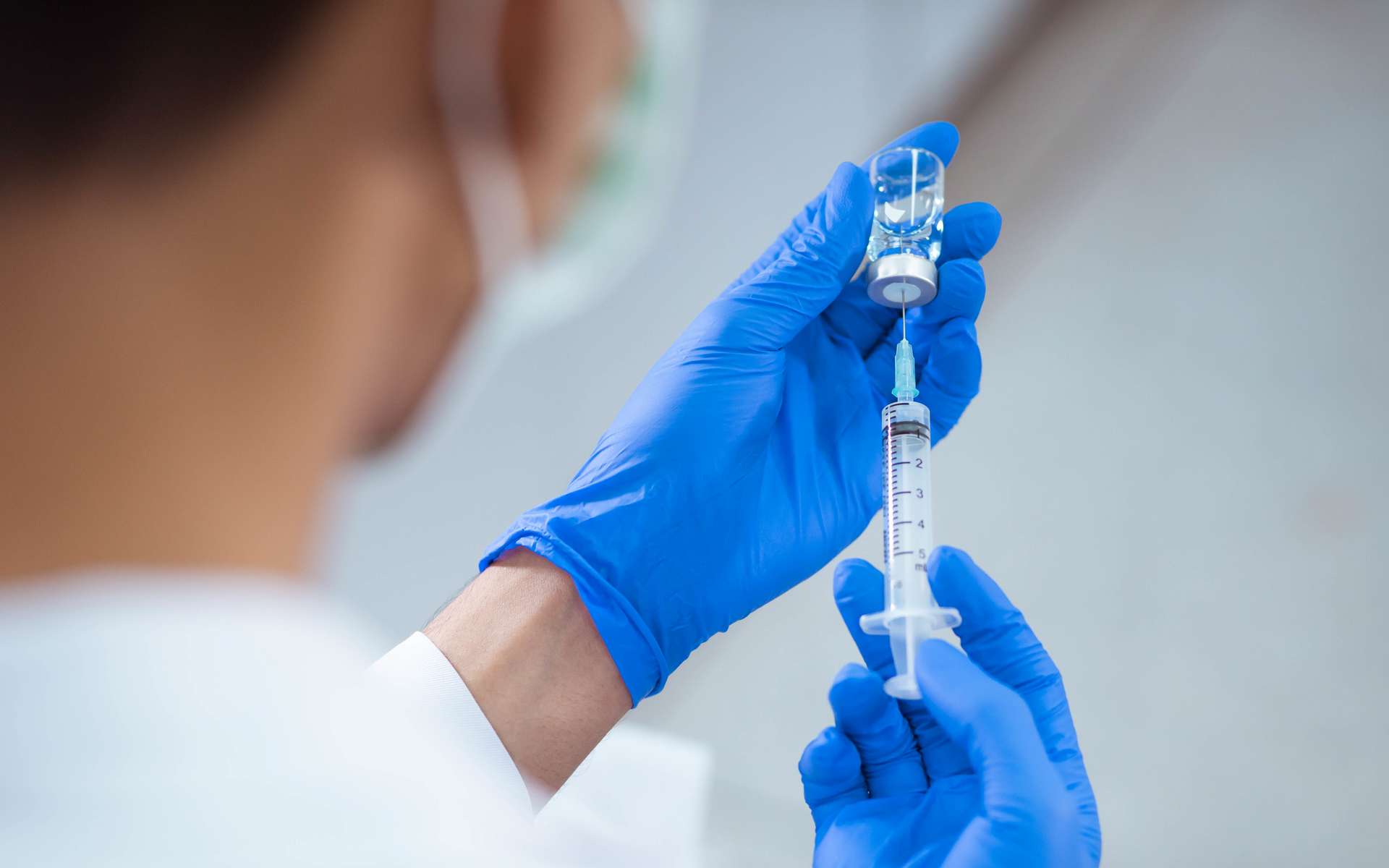 Les scientifiques s'inquiètent de la défiance des populations à l'égard d'un vaccin et alertent les gouvernements. © Near, Adobe Stock