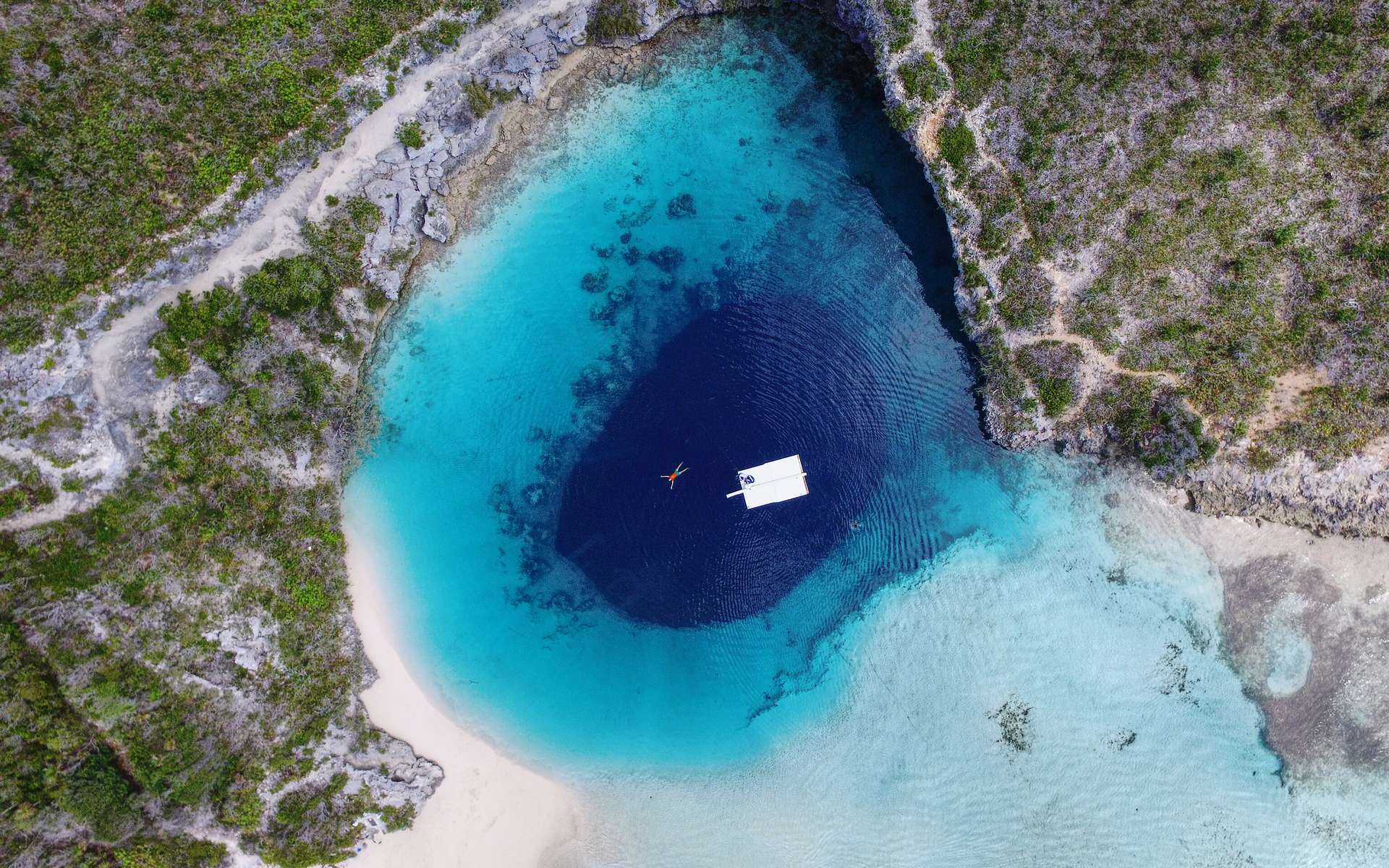 Le trou bleu de Dean dans les Bahamas n'est autre qu'une doline immergée © Lucas Vimpere, flickr, CC BY-NC-ND 2.0