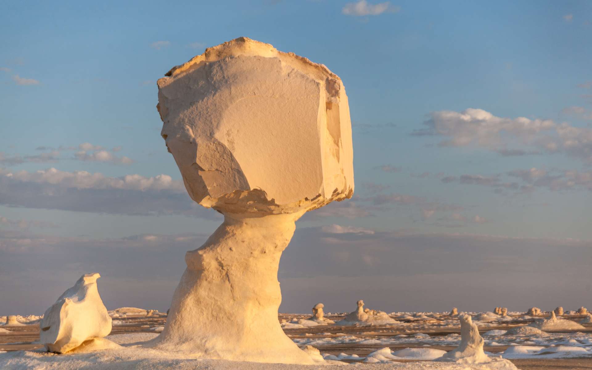 L'étonnant désert blanc et sa montagne de cristal