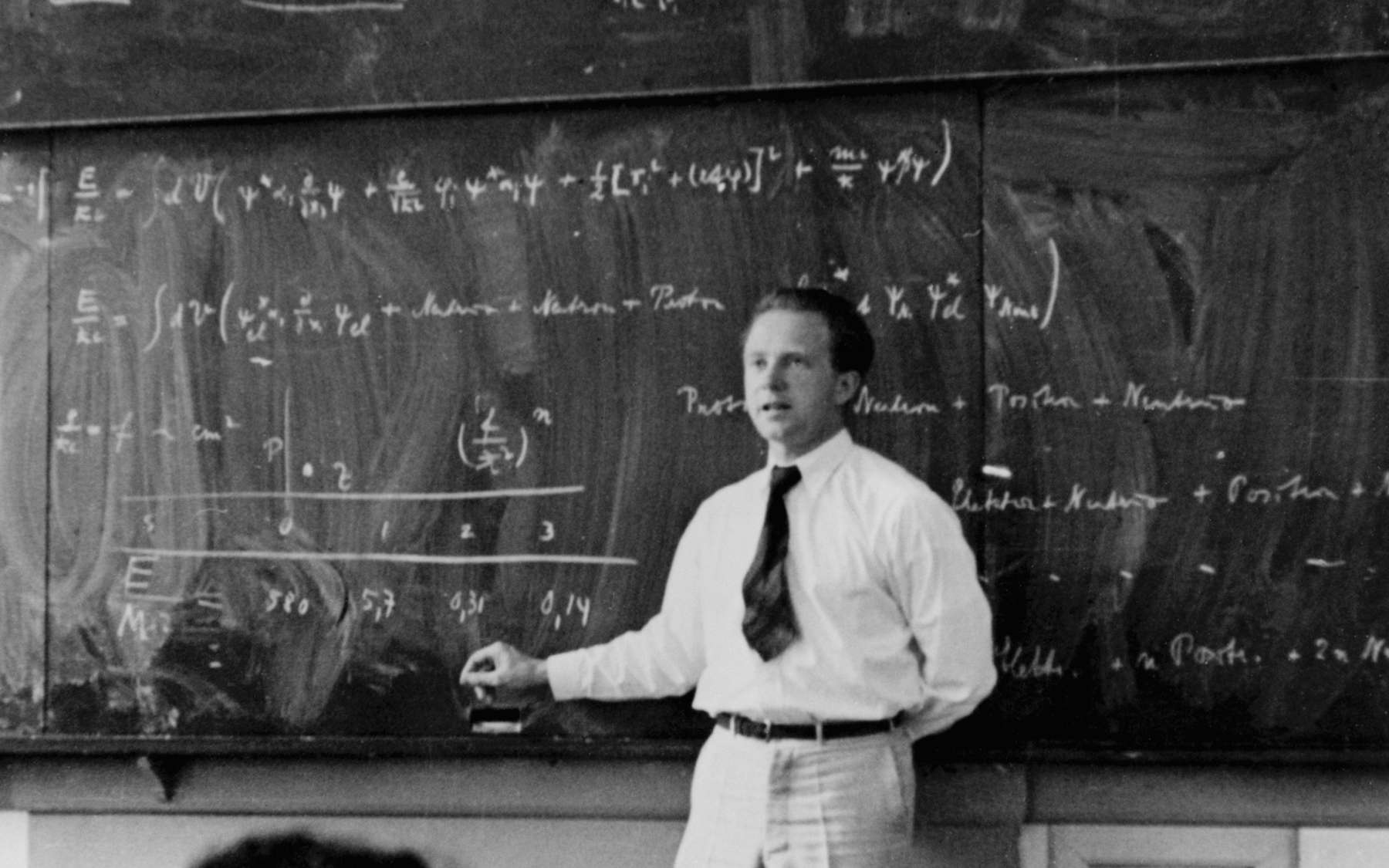 Le physicien allemand Werner Heinsenberg (1901-1976) a révolutionné la physique en découvrant en 1925 la mécanique quantique matricielle. On le voit ici expliquer la théorie quantique en 1936. Heisenberg avait rejeté la notion de trajectoire pour les électrons circulant au sein d'un atome, jetant ainsi les bases d'une nouvelle conception de la géométrie de l'espace et du temps, et pas seulement d'une nouvelle physique de la matière et du rayonnement. © AIP Emilio Segre Visual Archives