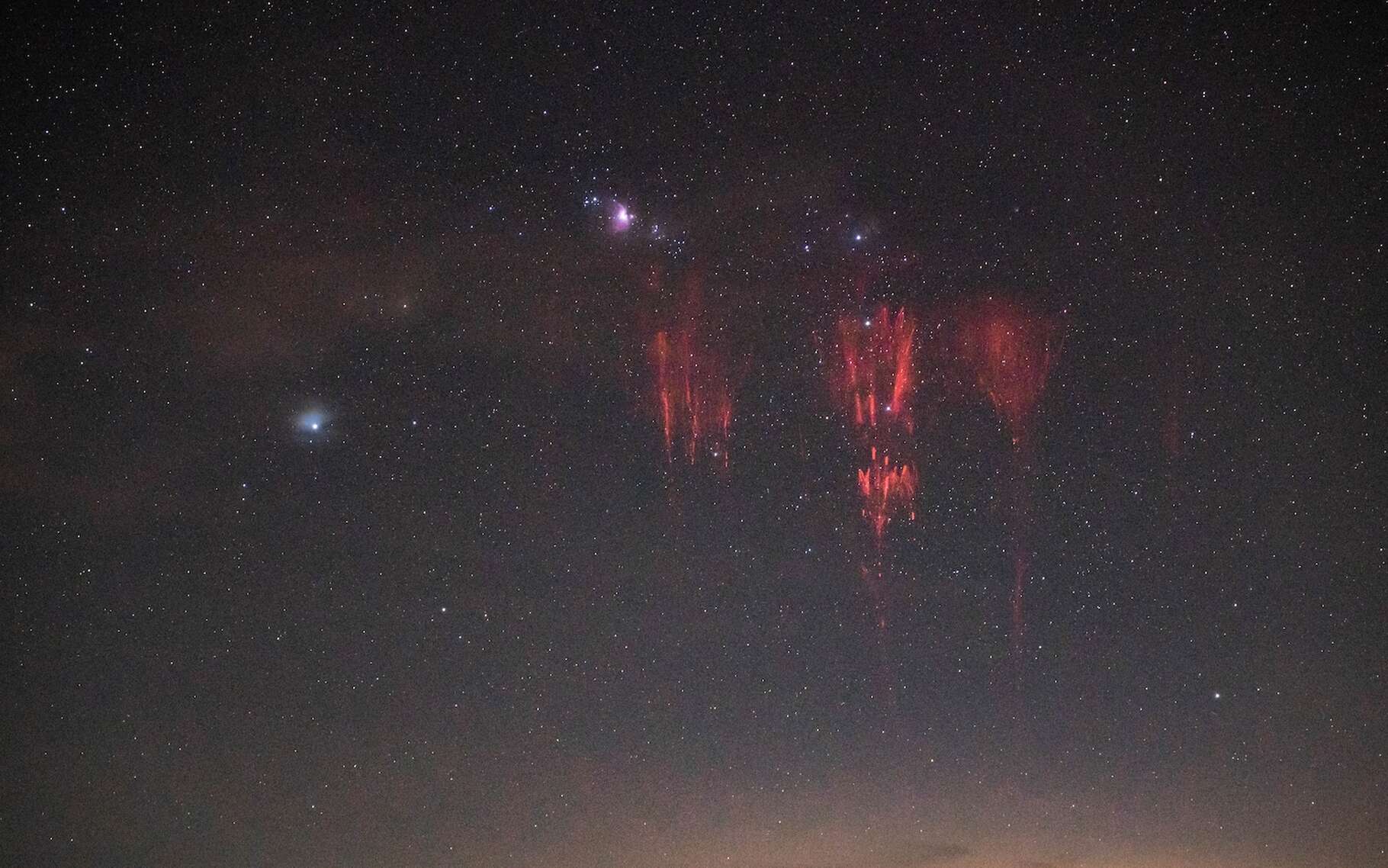 C'est du jamais-vu : une explosion d'éclairs rouges au-dessus de l'Himalaya !