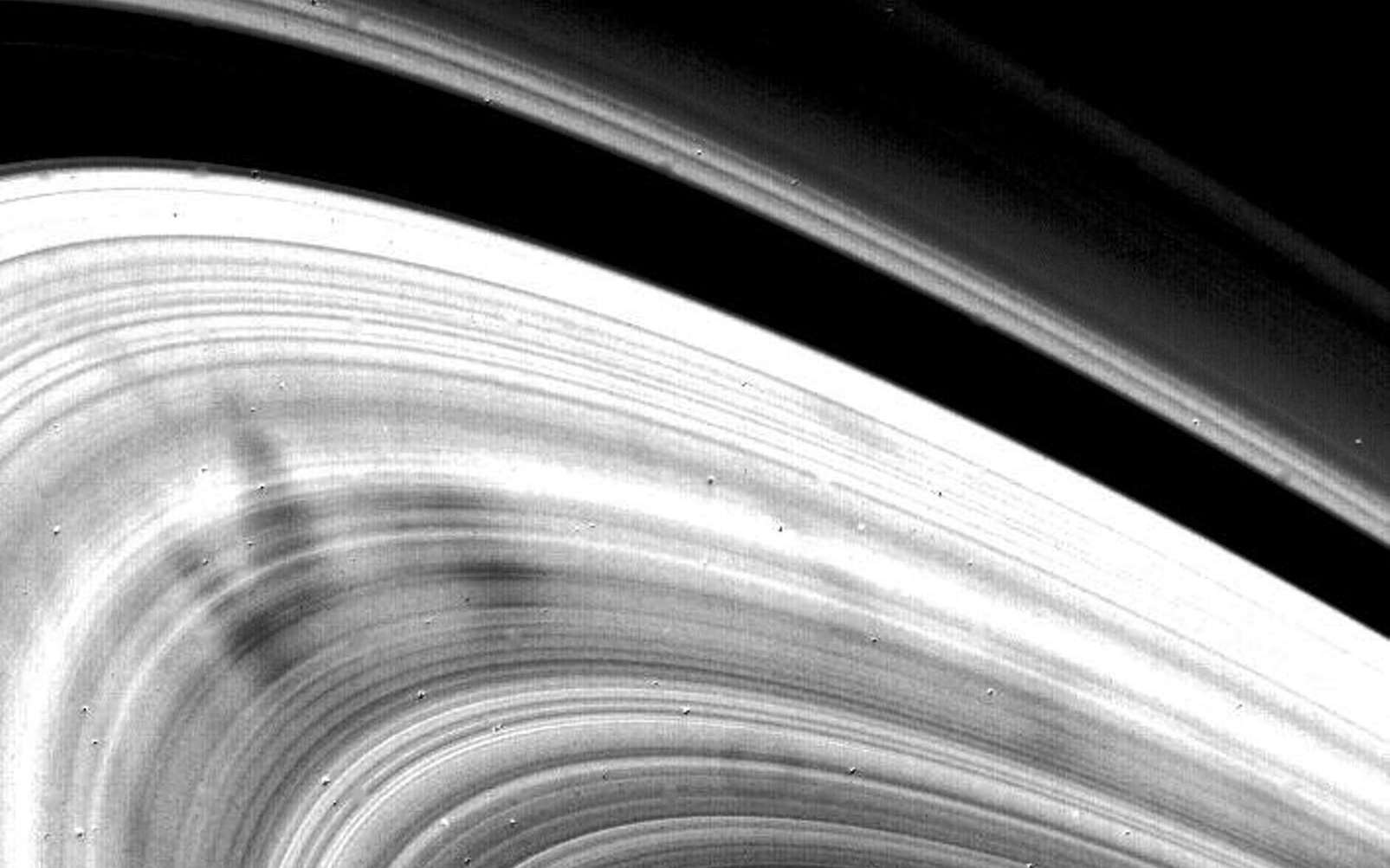 Hubble se penche sur les mystérieux « spokes » des anneaux de Saturne