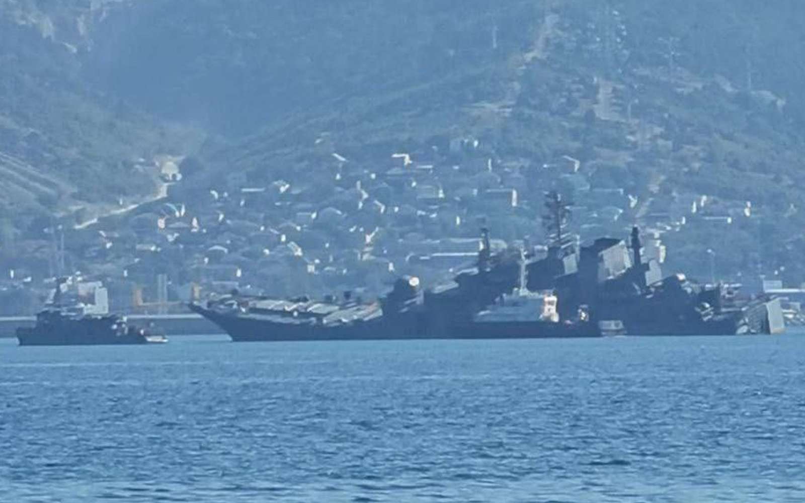 En images, un navire de guerre russe gravement touché par un drone ukrainien