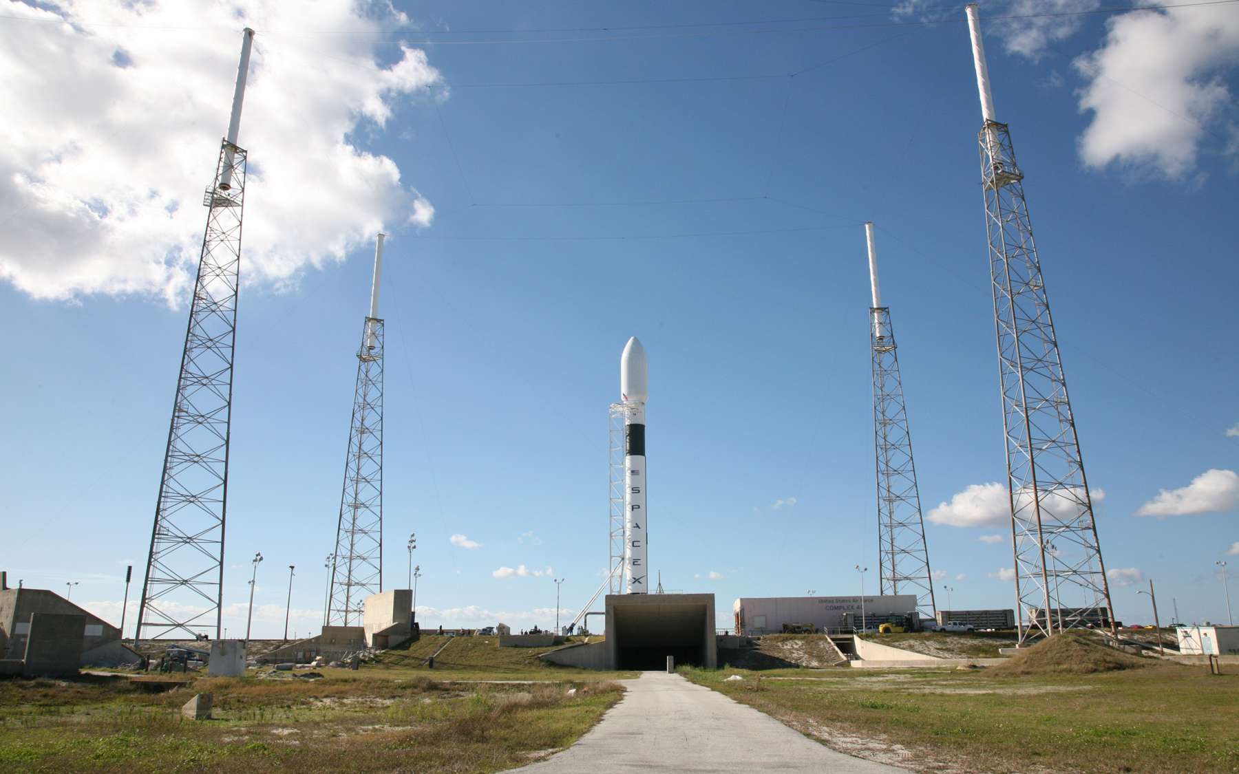 SpaceX, qui est parvenu en décembre à faire revenir sur Terre une capsule lancée dans l'espace, vient de remporter un premier contrat pour lancer un satcom en orbite de transfert géostationnaire. La mission est prévue en 2013 avec un Falcon 9, qui dans cette configuration n’a pas encore réalisé de vol d’essai. © SpaceX