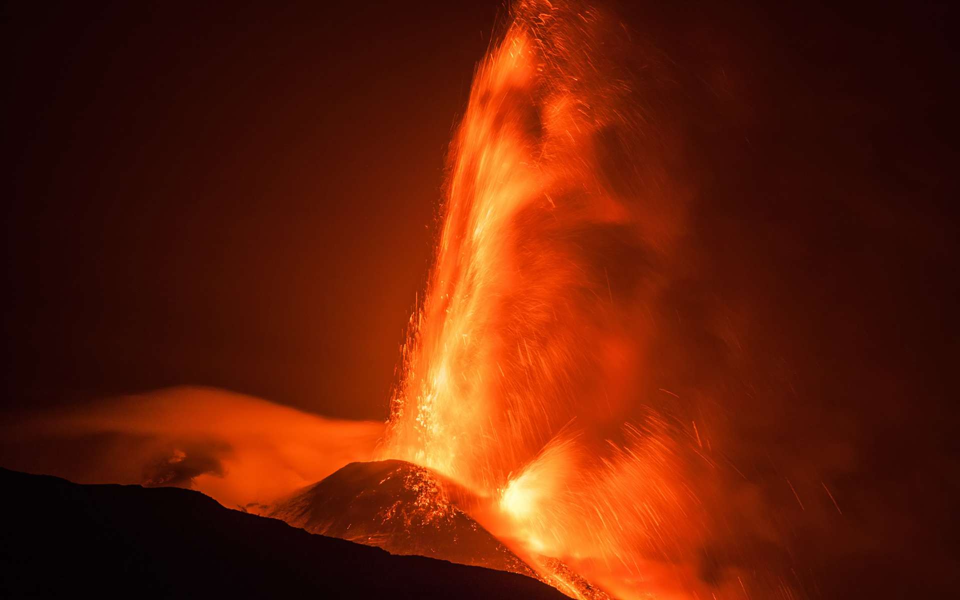 En images, spectaculaire activité de l'Etna avec des fontaines de lave gigantesques qui transforment son sommet