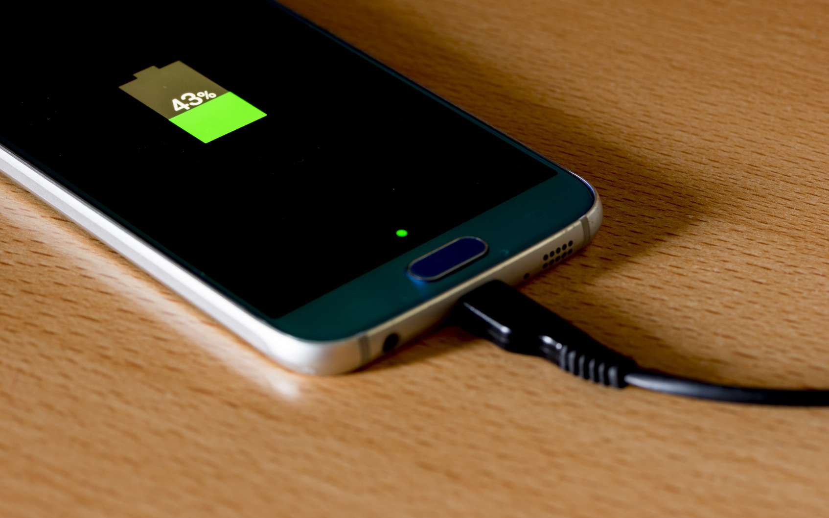 Laisser brancher son téléphone même lorsque la batterie est pleine diminue son temps de vie. © vicenfoto, Fotolia