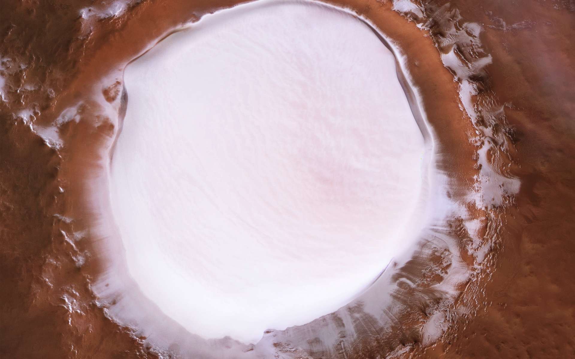 Mars : magnifique survol du cratère Korolev, empli de glace