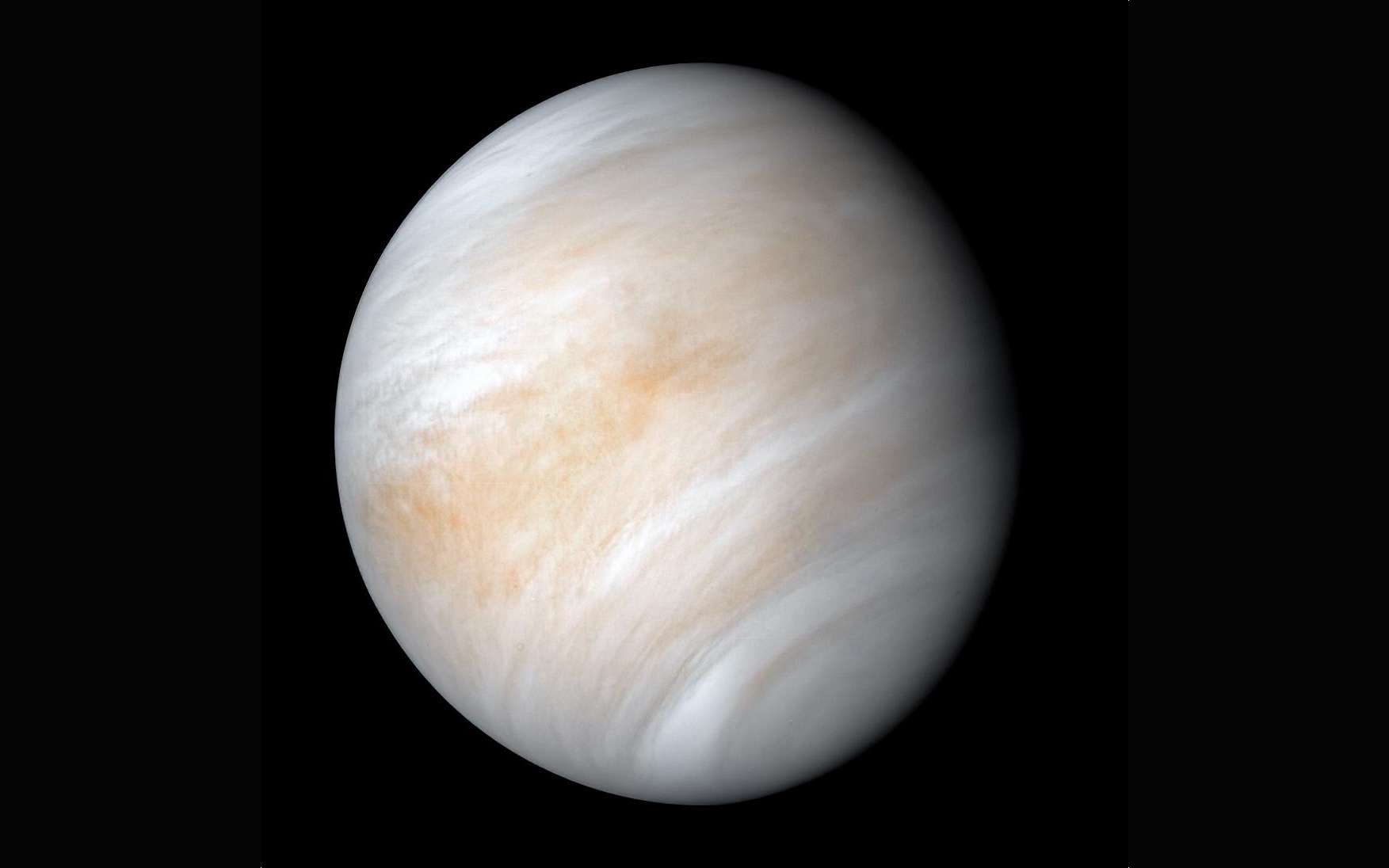 Sur cette image, la topographie de Vénus dérivée des données de Magellan montre Idunn Mons. Son altitude de 2,5 kilomètres a été exagérée par rapport à la plaine environnante qui s'étend sur 200 kilomètres environ. Les couleurs, reliées au flux de chaleur, indiquent un changement de composition au sommet du volcan. © Nasa, ESA