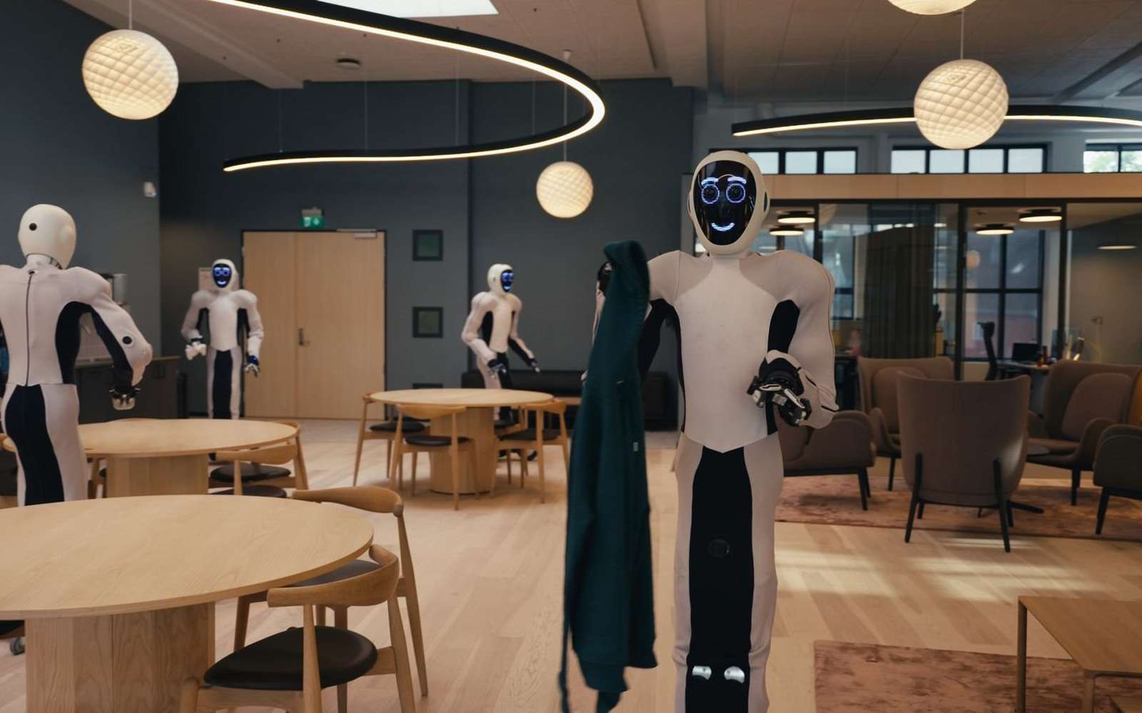 En vidéo : le robot humanoïde Eve obéit à la voix et enchaine les tâches